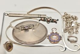 A SELECTION OF SILVER JEWELLERY, to include a silver engine turned pattern compact, hallmarked