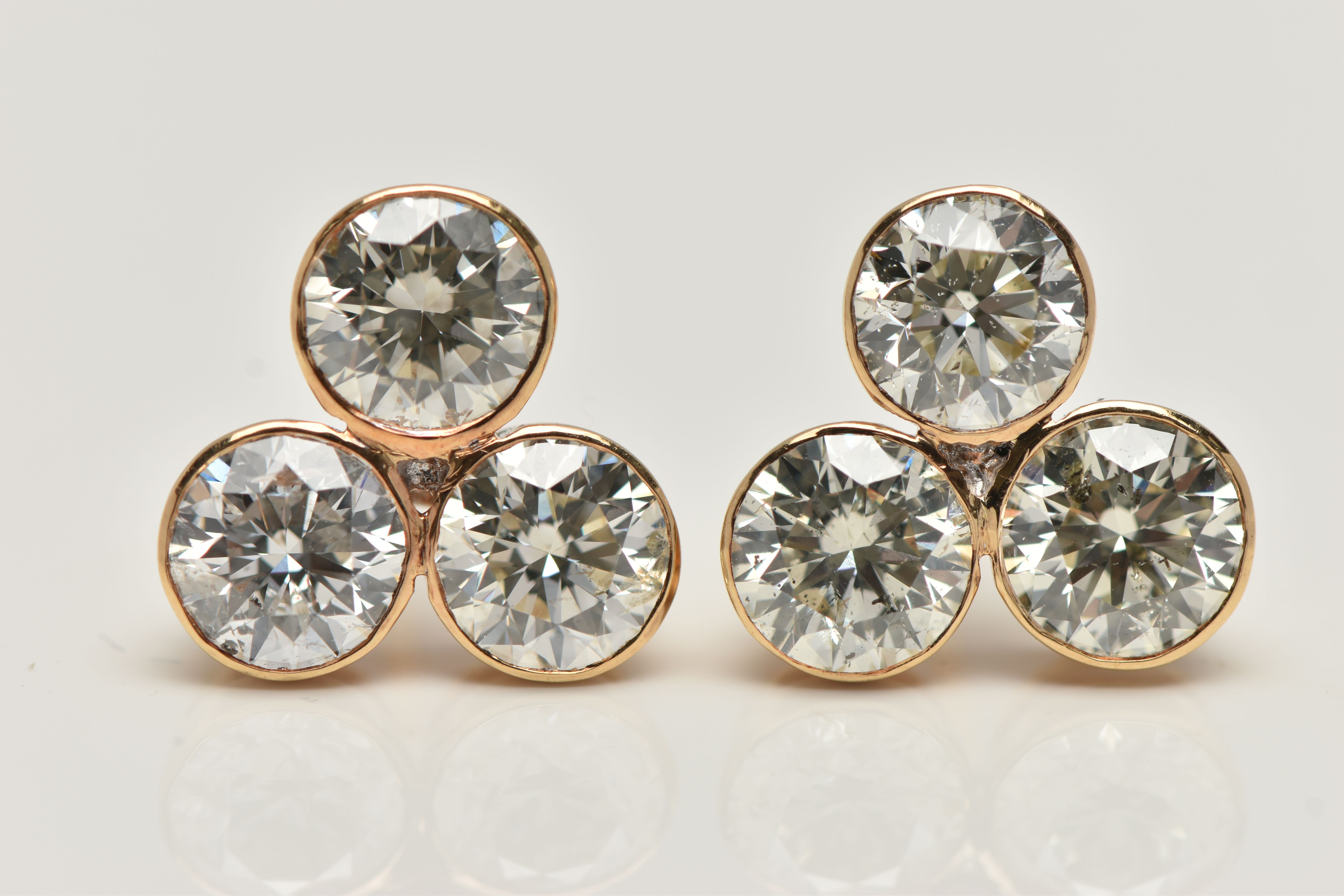 A PAIR OF 6 CARAT DIAMOND STUD EARRINGS, each earring comprising of three round brilliant cut - Bild 5 aus 5