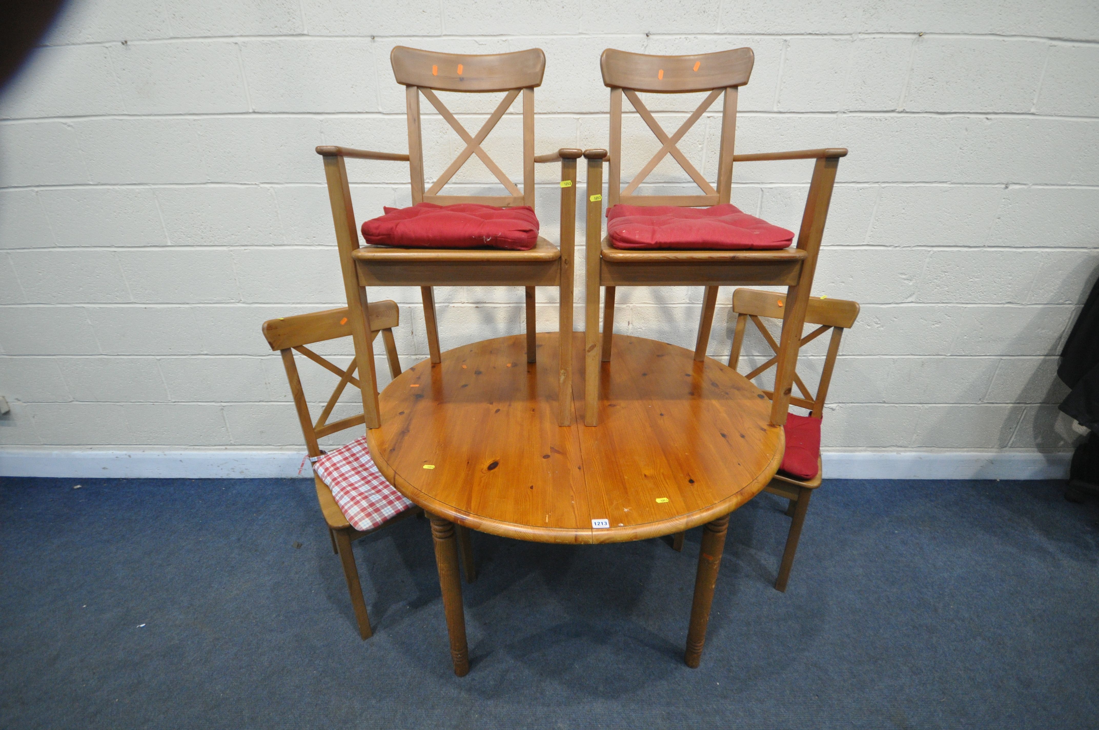 A MODERN PINE CIRCULAR EXTENDING KITCHEN TABLE, diameter 118cm x height 75cm, four chairs to include