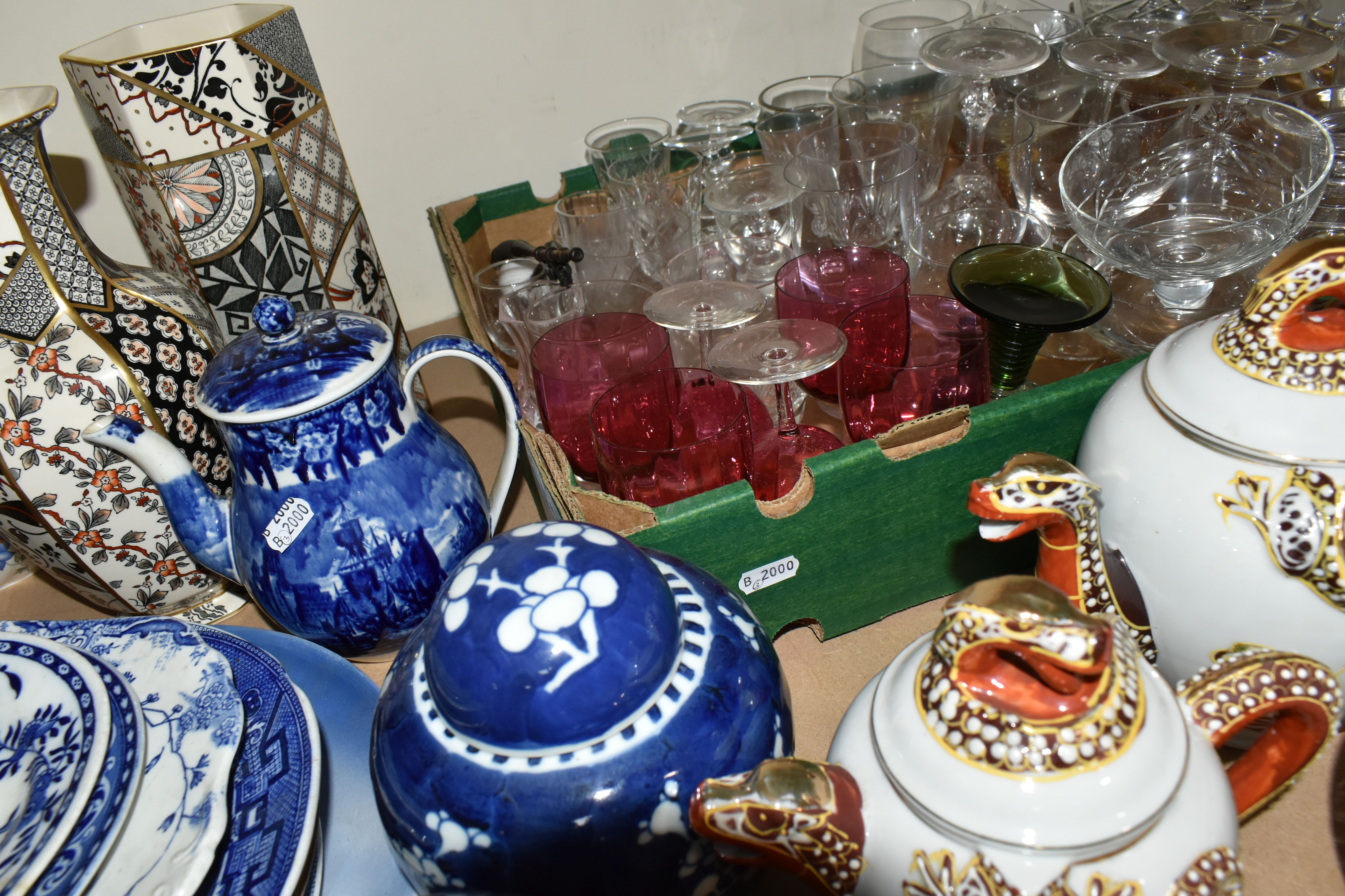 ONE BOX OF GLASSWARE AND ORIENTAL CERAMICS, to include a Caithness engraved clear glass vase with - Image 8 of 8