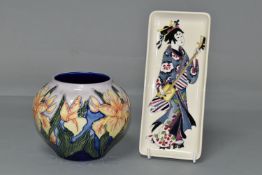 A MOORCROFT POTTERY 'WINDRUSH' VASE, AND TRAY, the bulbous vase tube lined in Windrush pattern, with