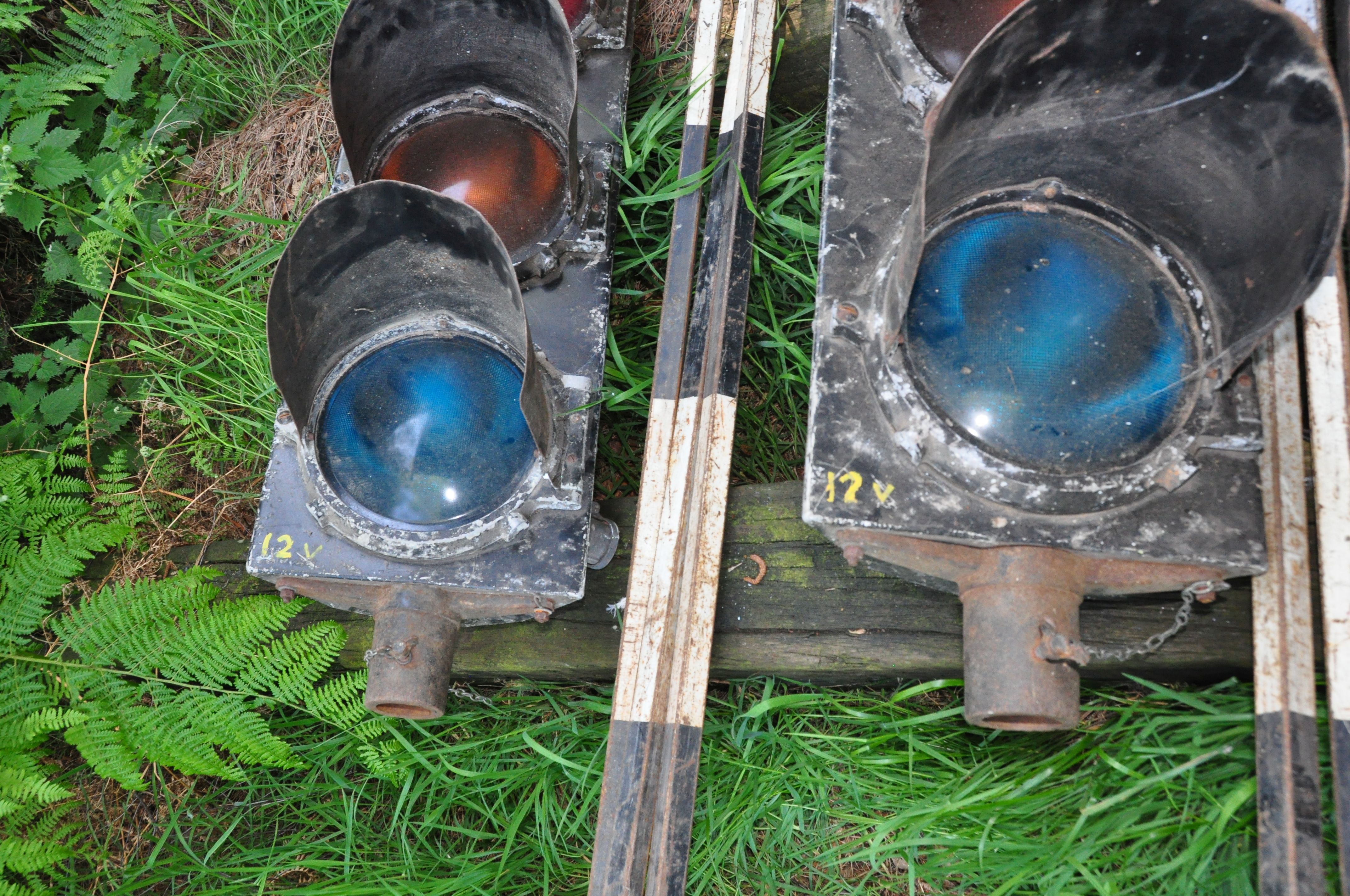 A PAIR OF VINTAGE GPO TRAFFIC LIGHT ON TRIPOD STANDS lights are aluminium plate construction with - Image 3 of 5