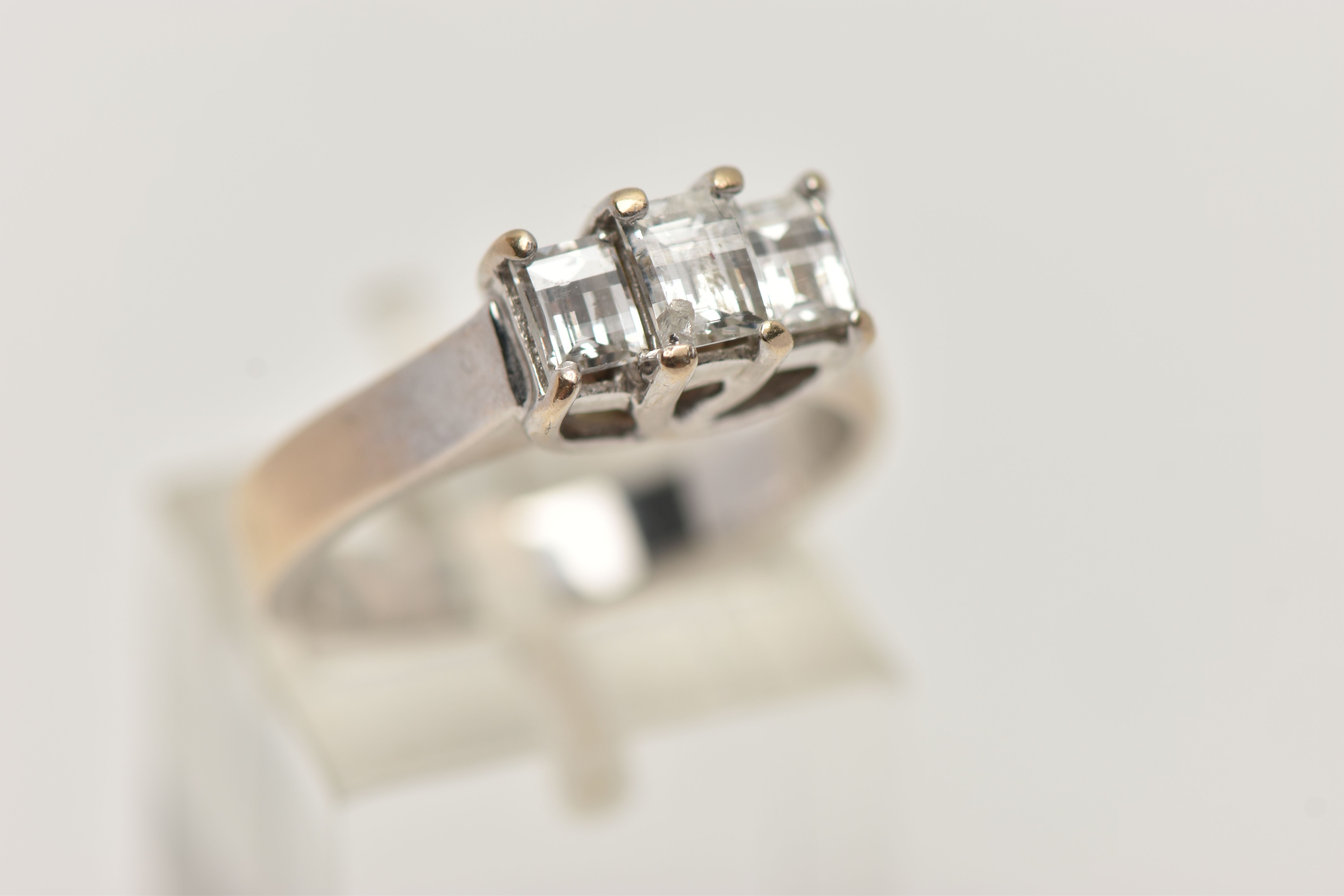 AN 18CT GOLD THREE STONE DIAMOND RING, the tiered design claw set with three millennium cut - Image 4 of 4