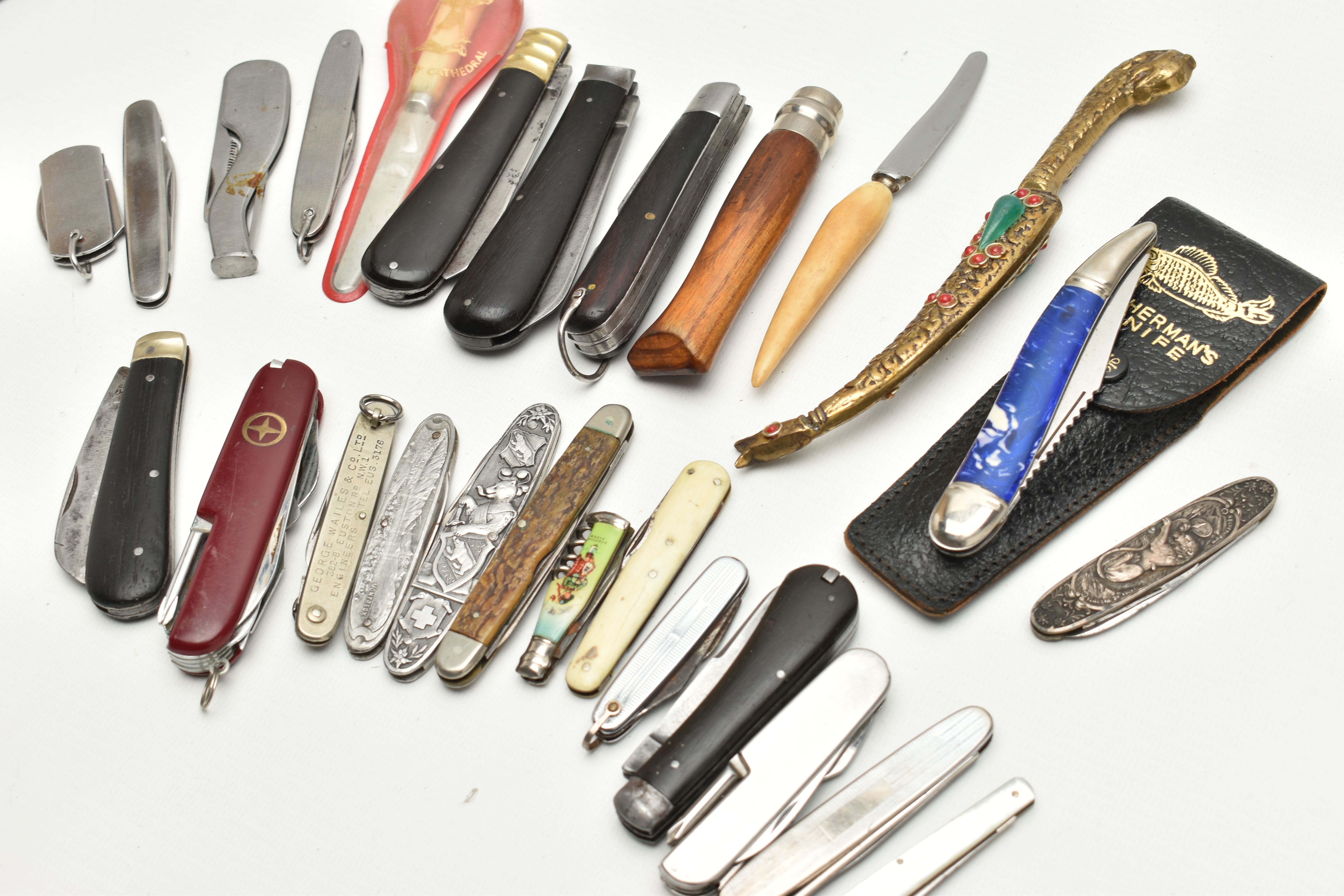 A SMALL BOX OF POCKET AND FRUIT KNIVES, to include a Fishermans knife with pouch, a Swiss pocket - Image 2 of 2