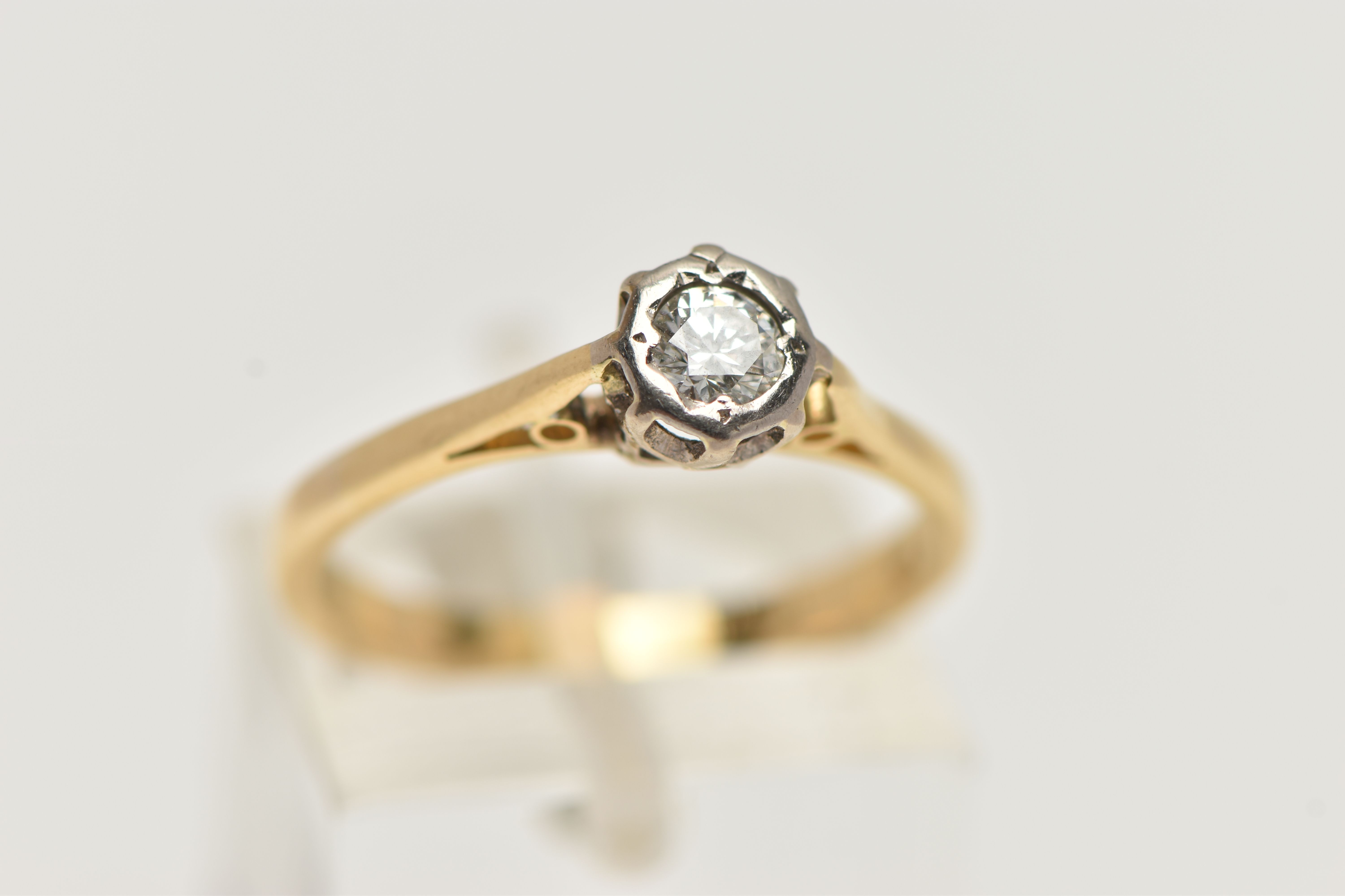 A YELLOW METAL SINGLE STONE DIAMOND RING, round brilliant cut diamond, illusion set, estimated - Bild 4 aus 4