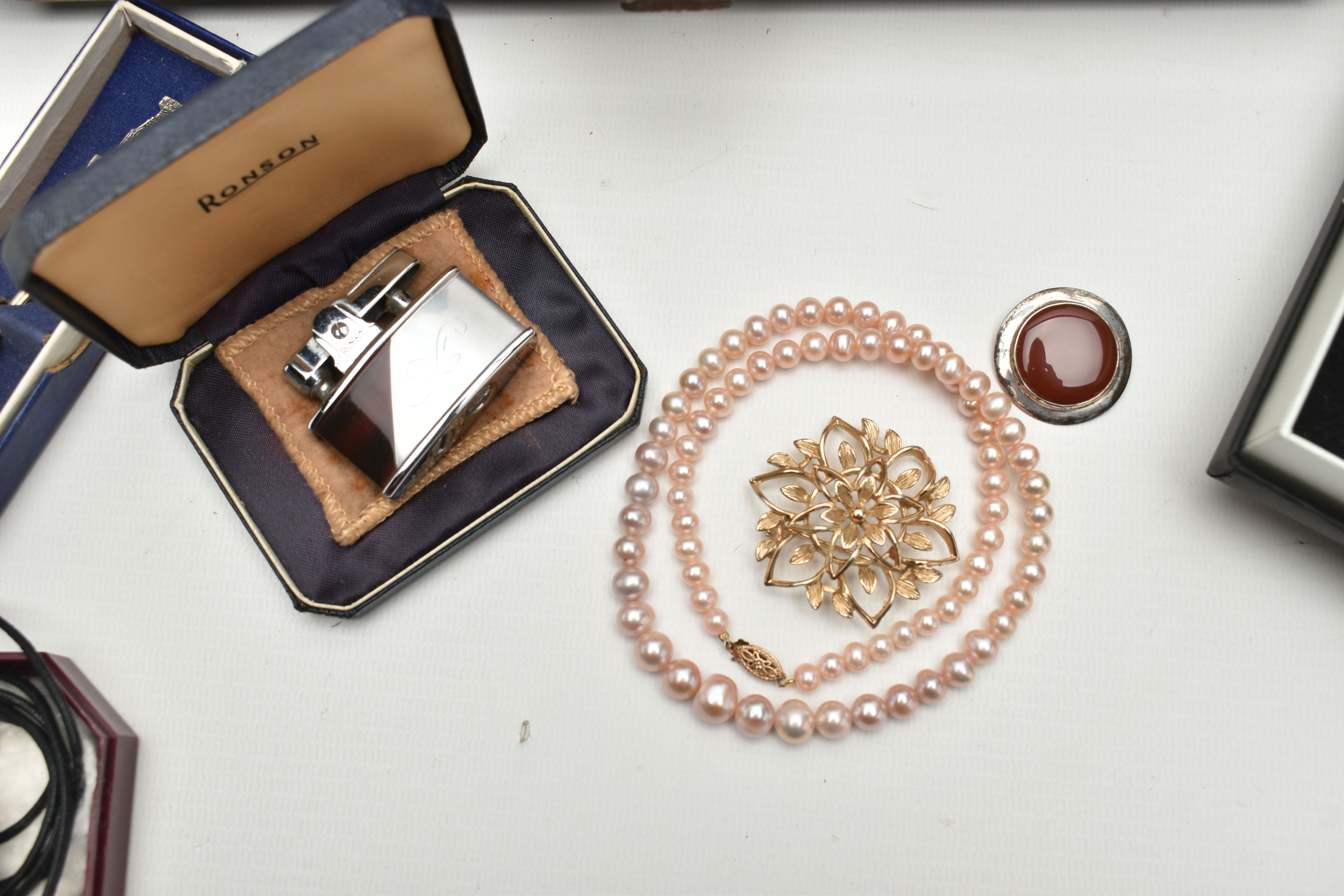 A BOX OF ASSORTED ITEMS, to include a fresh water pearl necklace, fitted with a yellow metal - Image 2 of 4