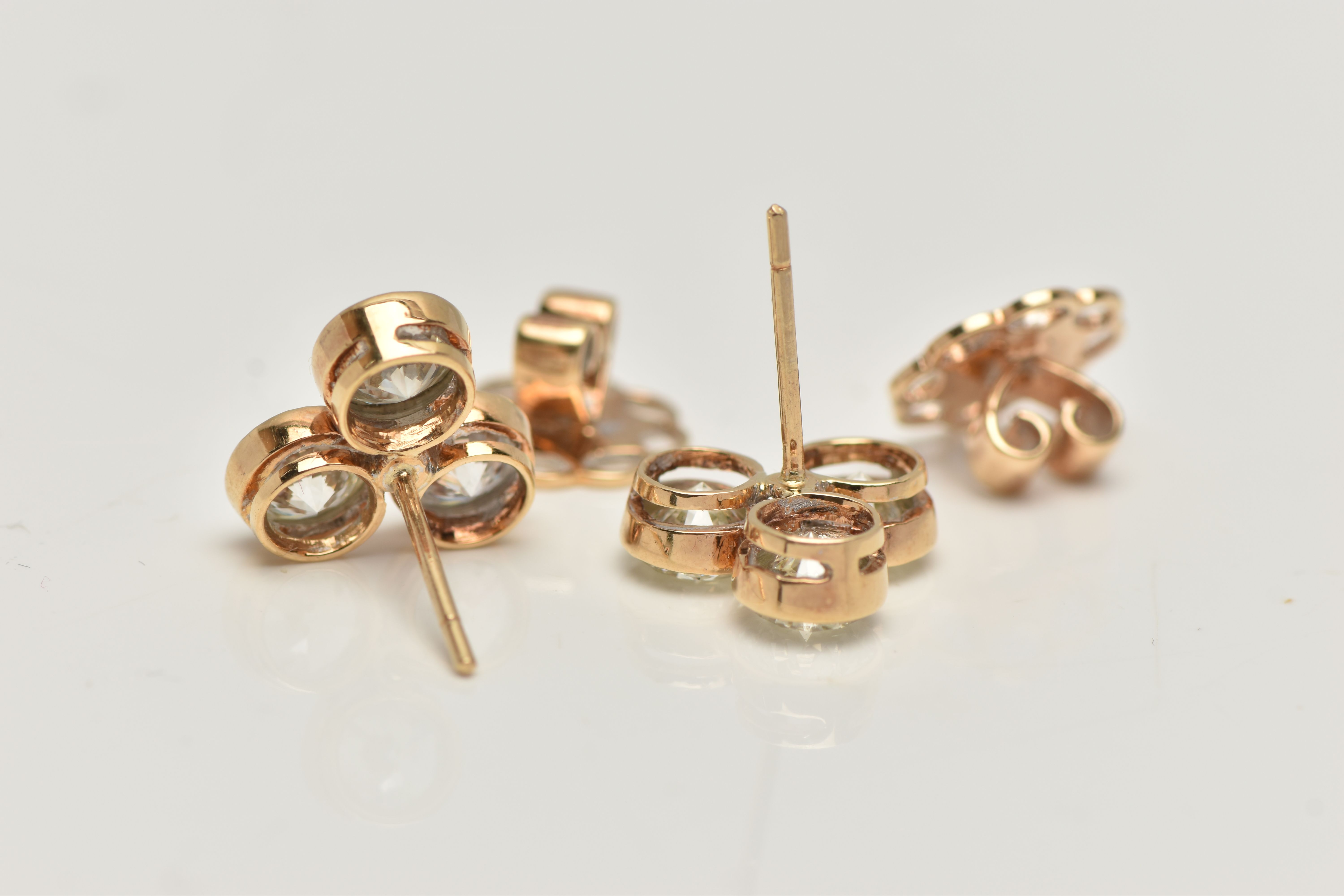 A PAIR OF 6 CARAT DIAMOND STUD EARRINGS, each earring comprising of three round brilliant cut - Bild 4 aus 5