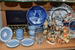 A GROUP OF CERAMICS AND SUNDRY ITEMS, to include a boxed set of six Royal Worcester Evesham Gold