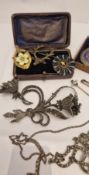AN ASSORTMENT OF EARLY 20TH CENTURY JEWELLERY, to include a yellow metal quatrefoil stick pin set