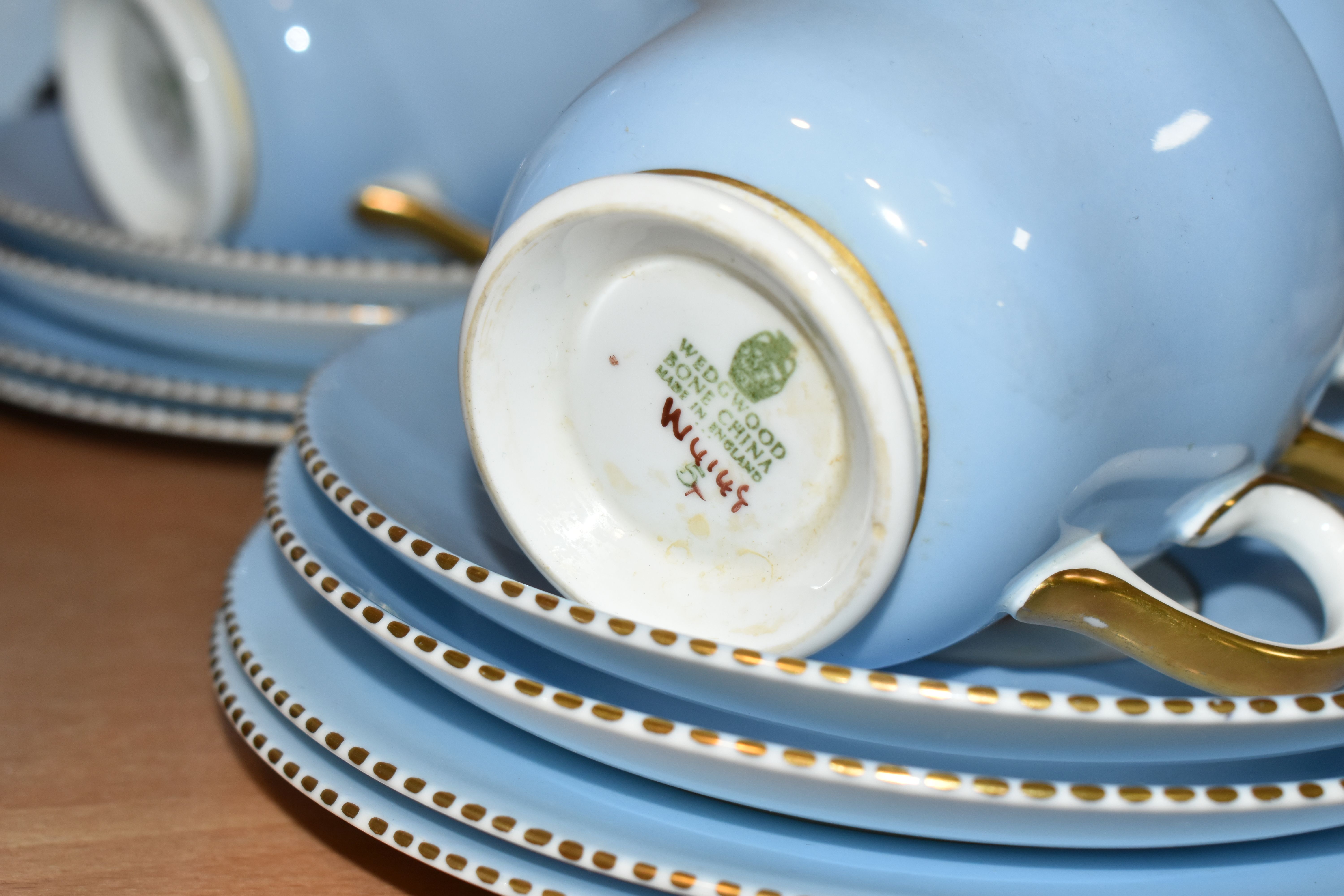 A COALPORT LADY 'PENELOPE', ELEVEN PIECES OF ROYAL CROWN DERBY 'DERBY POSIES' AND A WEDGWOOD BONE - Image 6 of 7