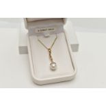 A 9CT GOLD CULTURED PEARL NECKLACE, a single cultured pearl, approximate width 8.5mm, set in a