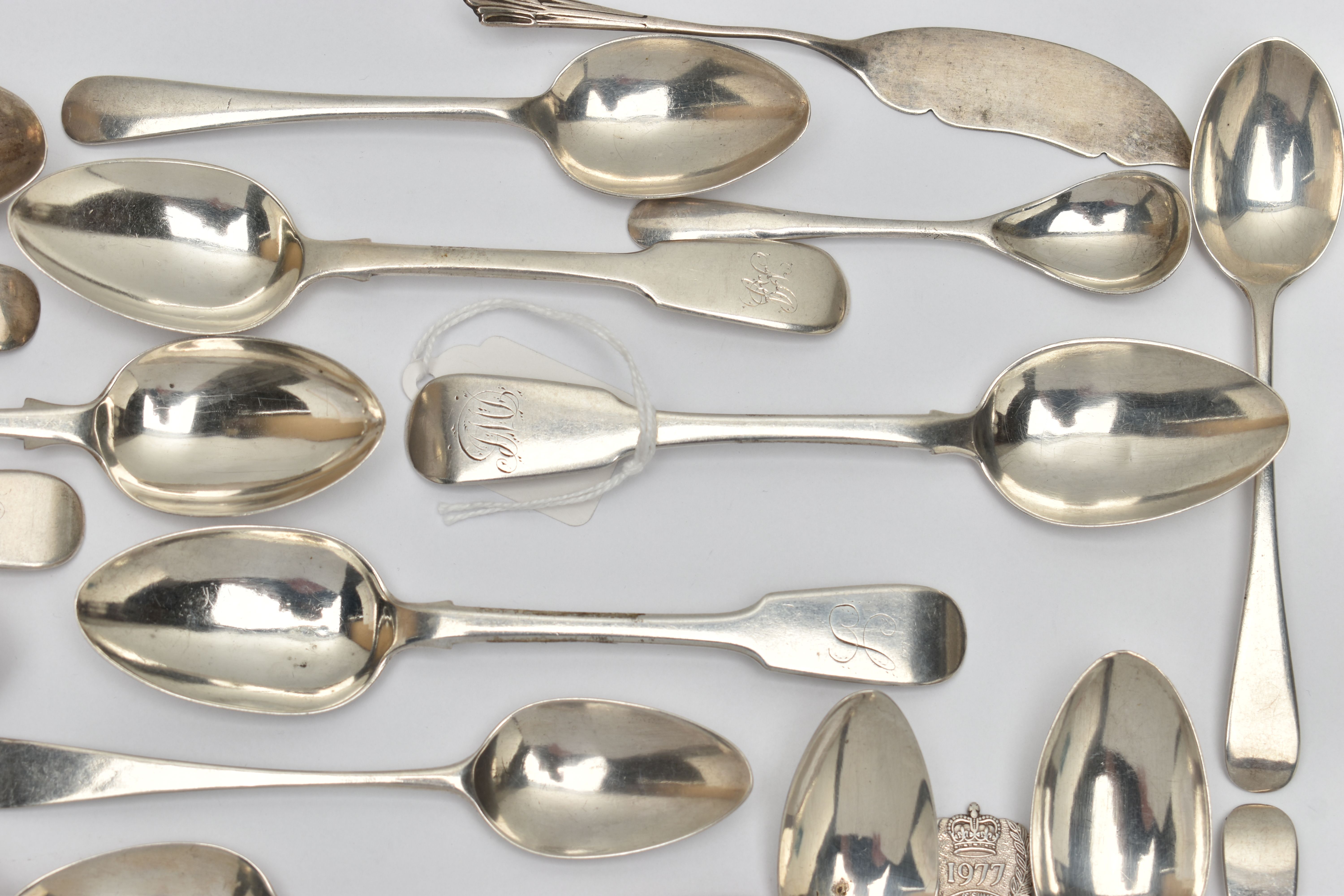 A BAG OF ASSORTED 18TH, 19TH AND 20TH CENTURY SILVER TEASPOONS AND A BUTTER KNIFE, various patterns, - Image 5 of 10