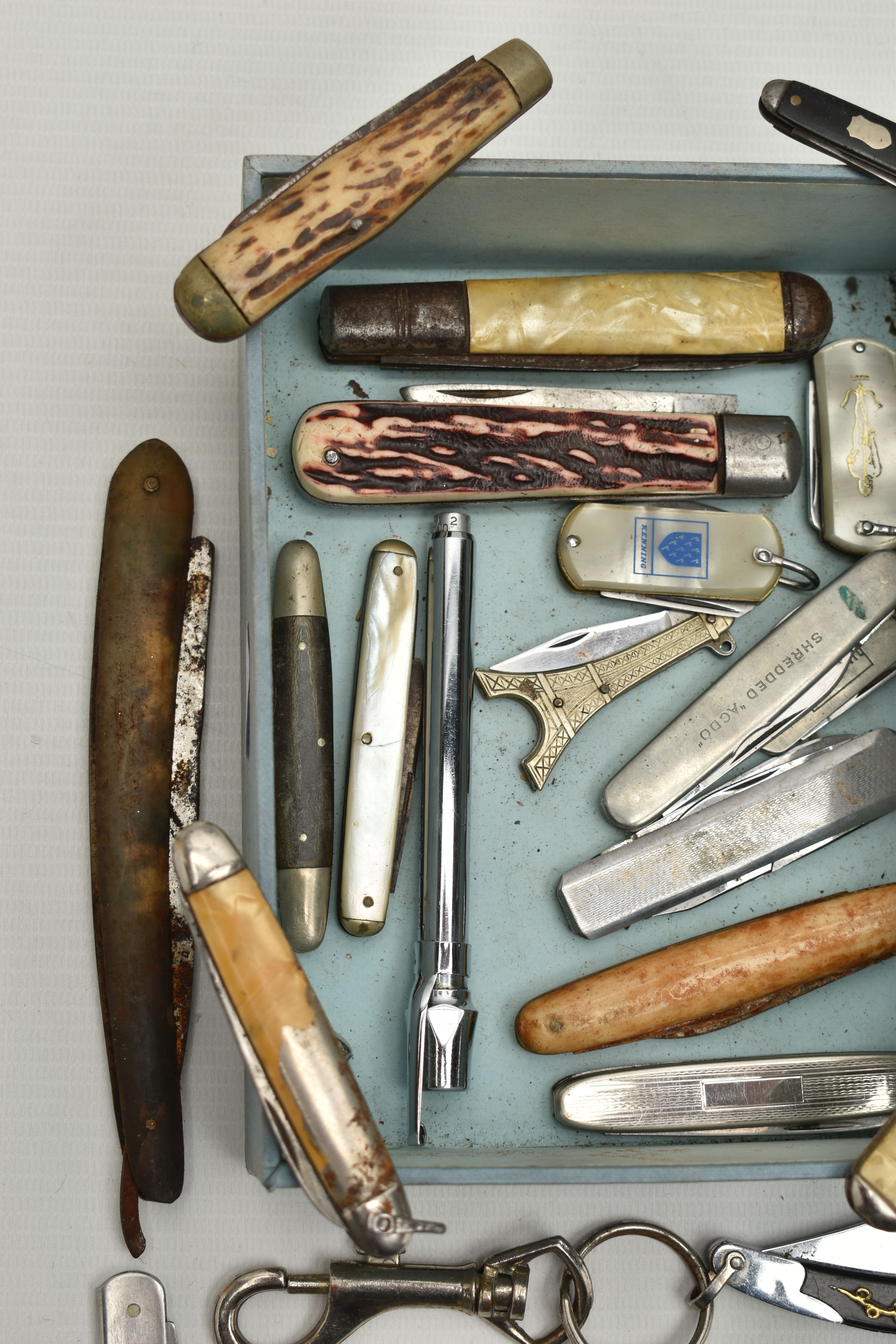 A SMALL BOX OF POCKET KNIVES AND FRUIT KNIVES, to include a small silver blade fruit knife - Image 7 of 8