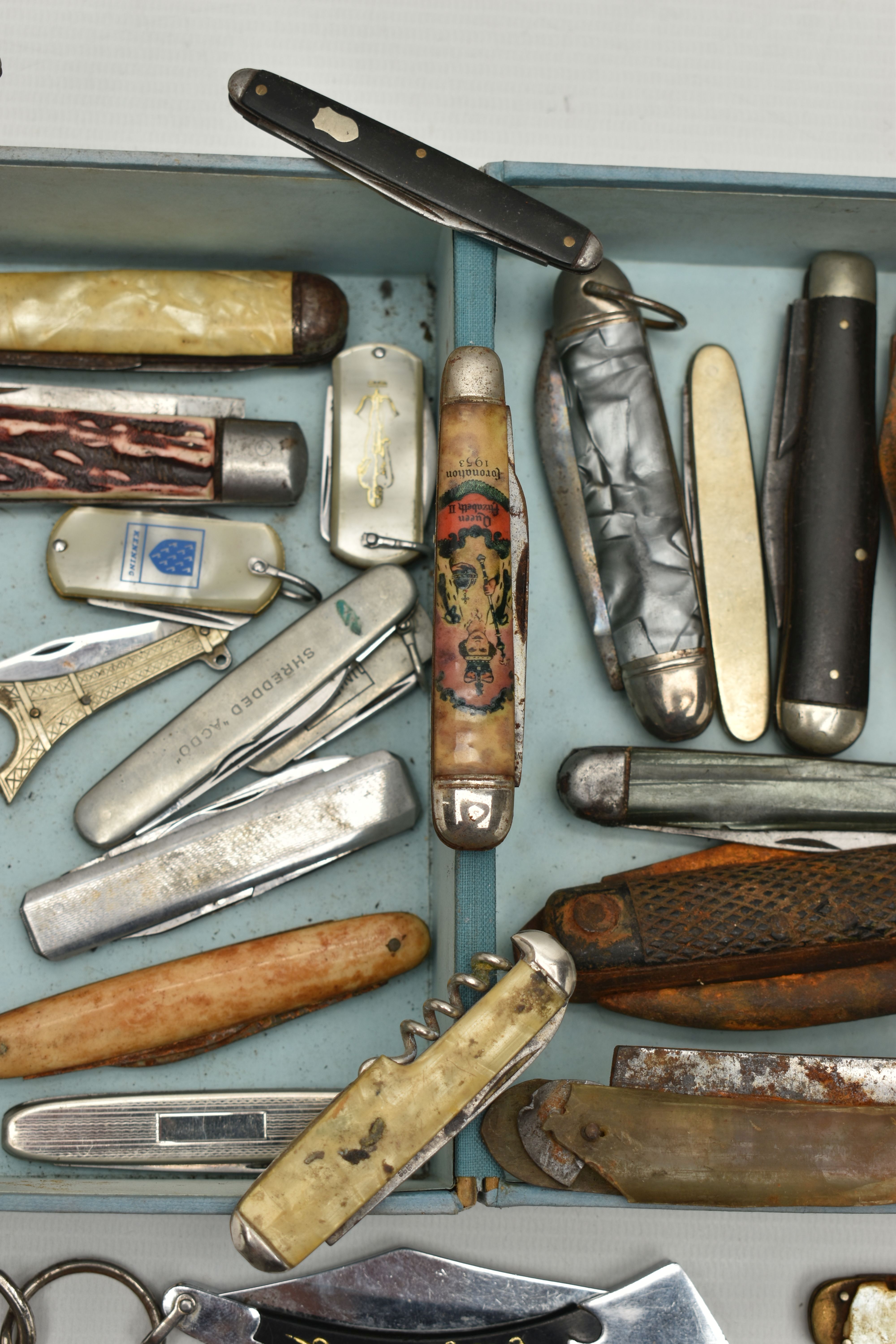 A SMALL BOX OF POCKET KNIVES AND FRUIT KNIVES, to include a small silver blade fruit knife - Image 6 of 8