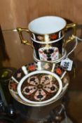A ROYAL CROWN DERBY 1128 IMARI LOVING CUP AND AN 1128 PIN DISH, the loving cup height 7.5cm, both