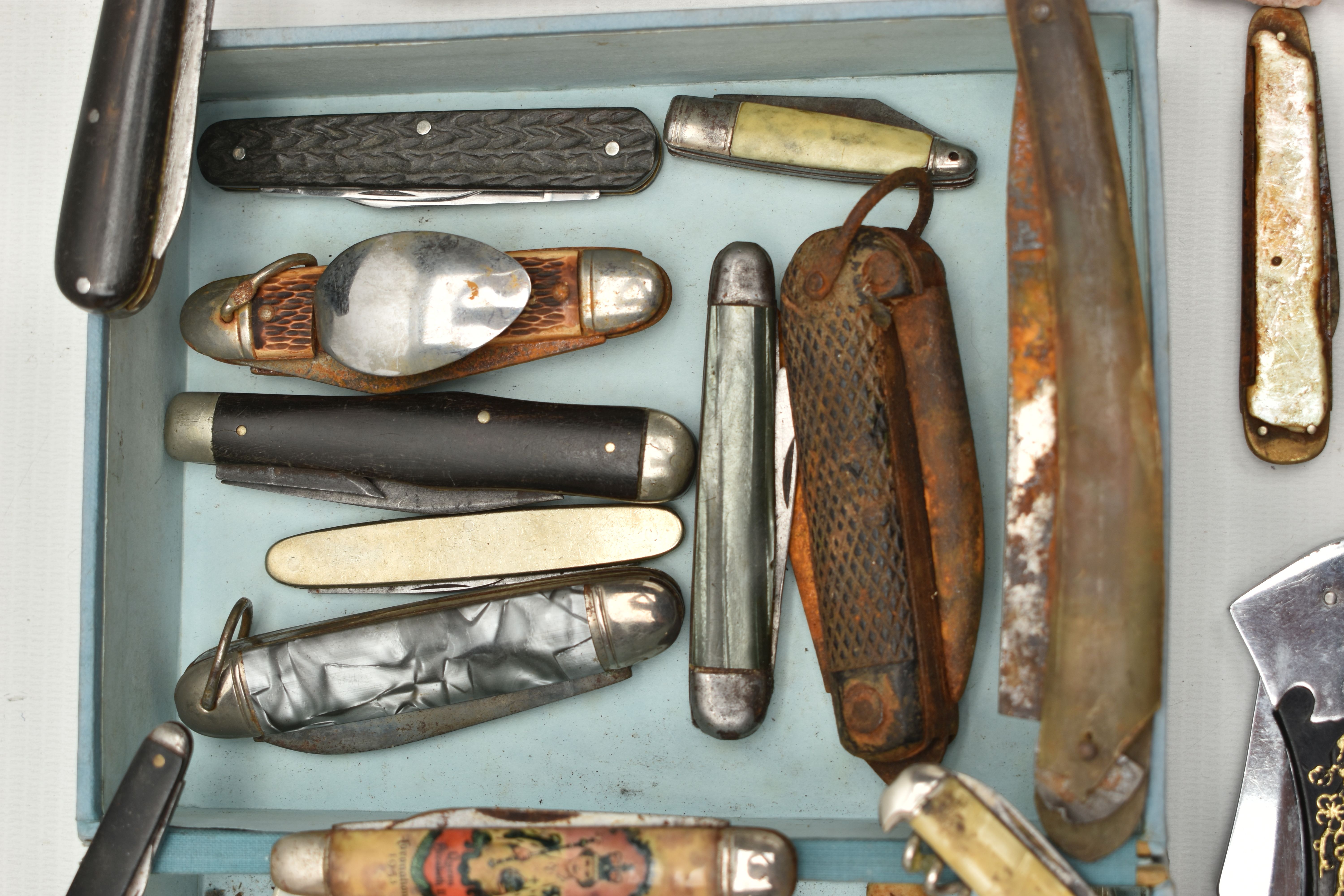 A SMALL BOX OF POCKET KNIVES AND FRUIT KNIVES, to include a small silver blade fruit knife - Image 3 of 8