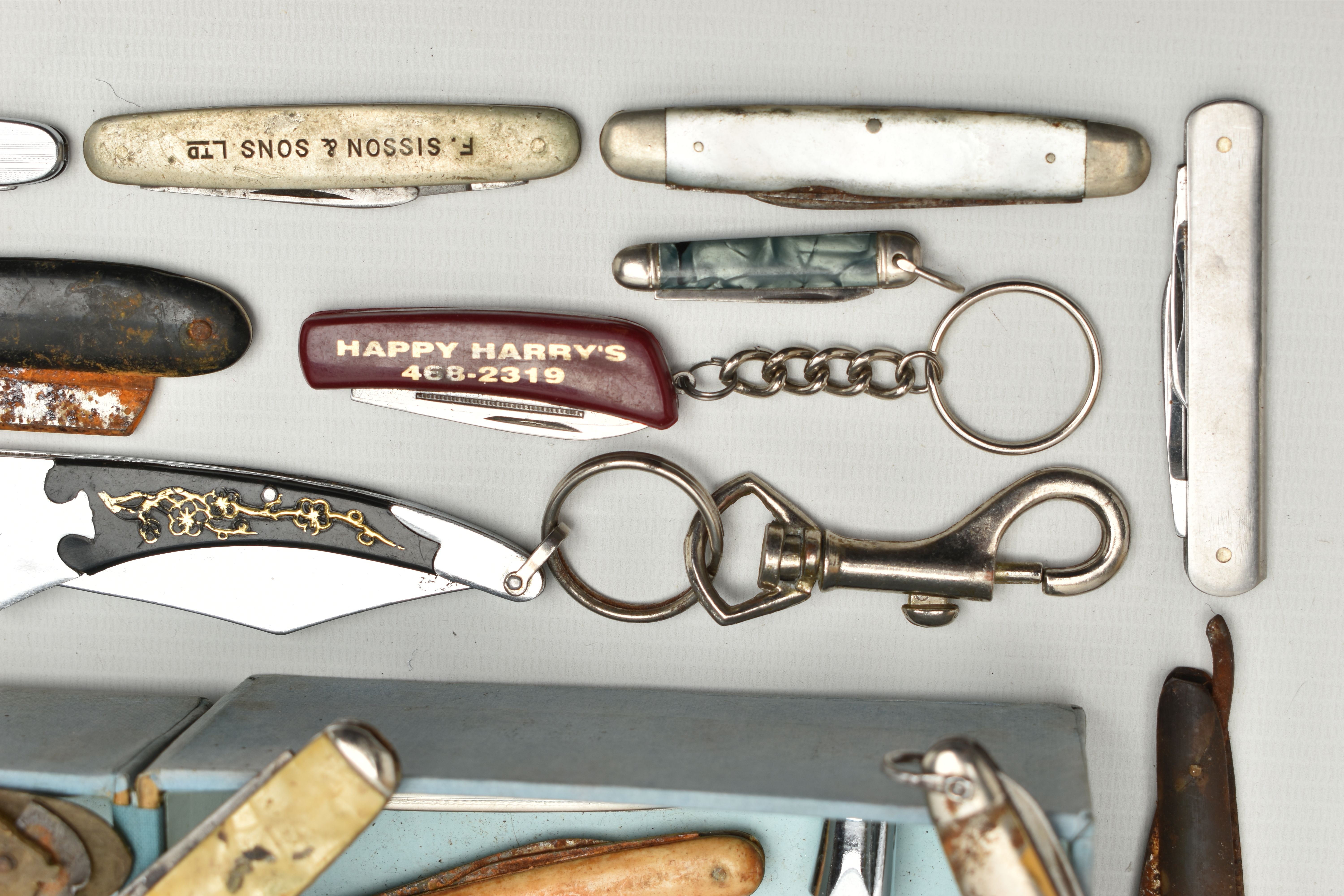 A SMALL BOX OF POCKET KNIVES AND FRUIT KNIVES, to include a small silver blade fruit knife - Image 4 of 8