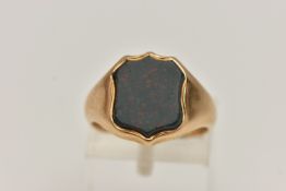 A 1920'S 15CT GOLD BLOODSTONE SIGNET RING, set with a central shield shape bloodstone to the tapered