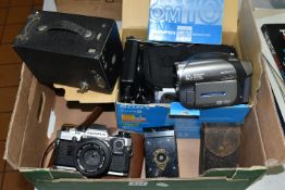 A TRAY CONTAINING VINTAGE CAMERAS including an Olympus OM10 film SLR camera fitted with a 50mm F1.