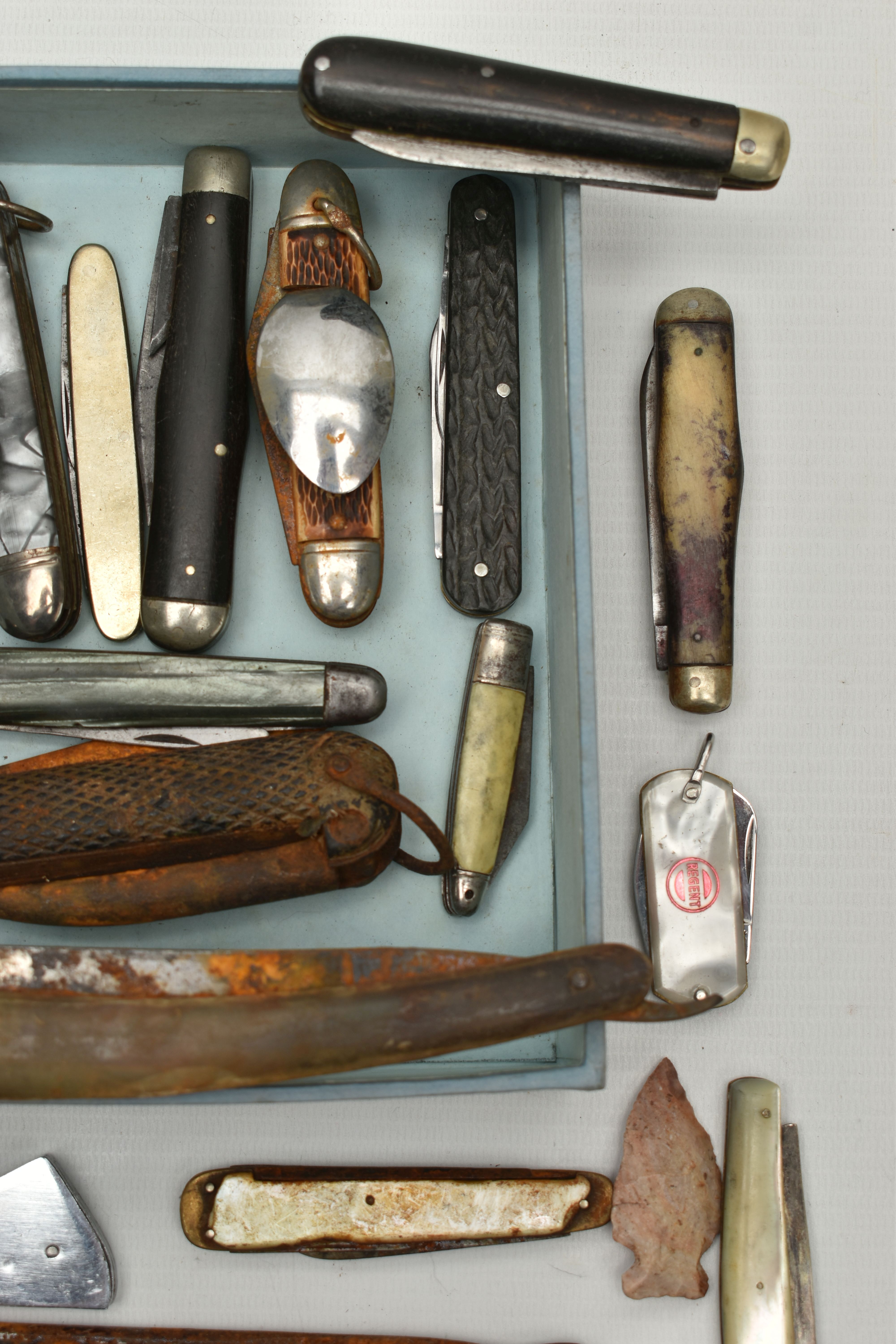 A SMALL BOX OF POCKET KNIVES AND FRUIT KNIVES, to include a small silver blade fruit knife - Image 8 of 8