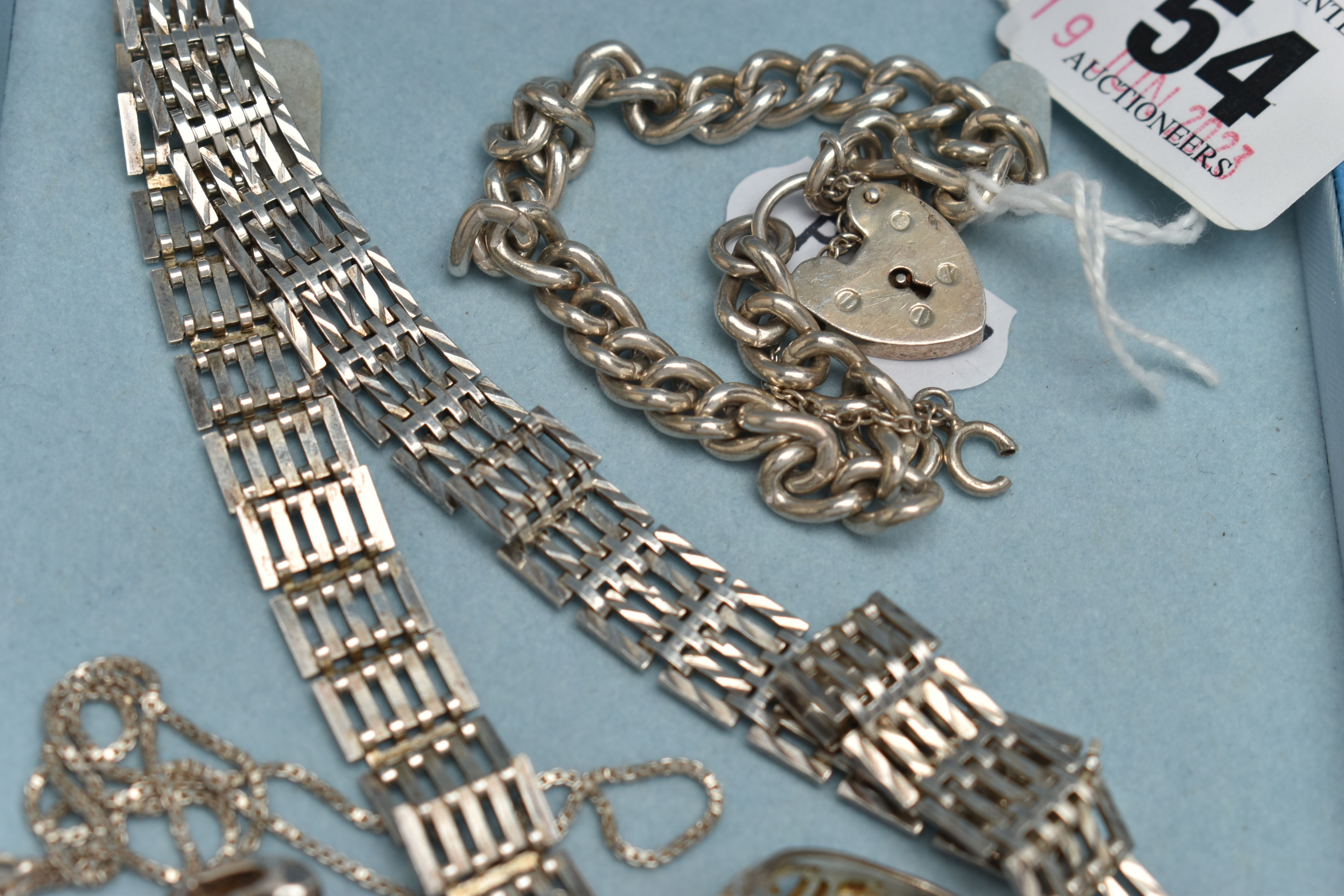FOUR PIECES OF JEWELERY AND A WRISTWATCH, to include a silver gate bracelet necklace, fitted with - Image 3 of 3