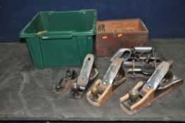 FOUR STANLEY PLANES AND A LEWIN UNIVERSAL PLANE with original box and eighteen cutters including a