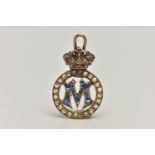 AN EARLY 20TH CENTURY ROYAL INSIGNIA GEM SET PENDANT, depicting Queen Mary of Teck insignia, the