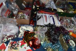 FIVE BOXES AND LOOSE MODERN CHRISTMAS DECORATIONS, comprising boxed and loose baubles and other