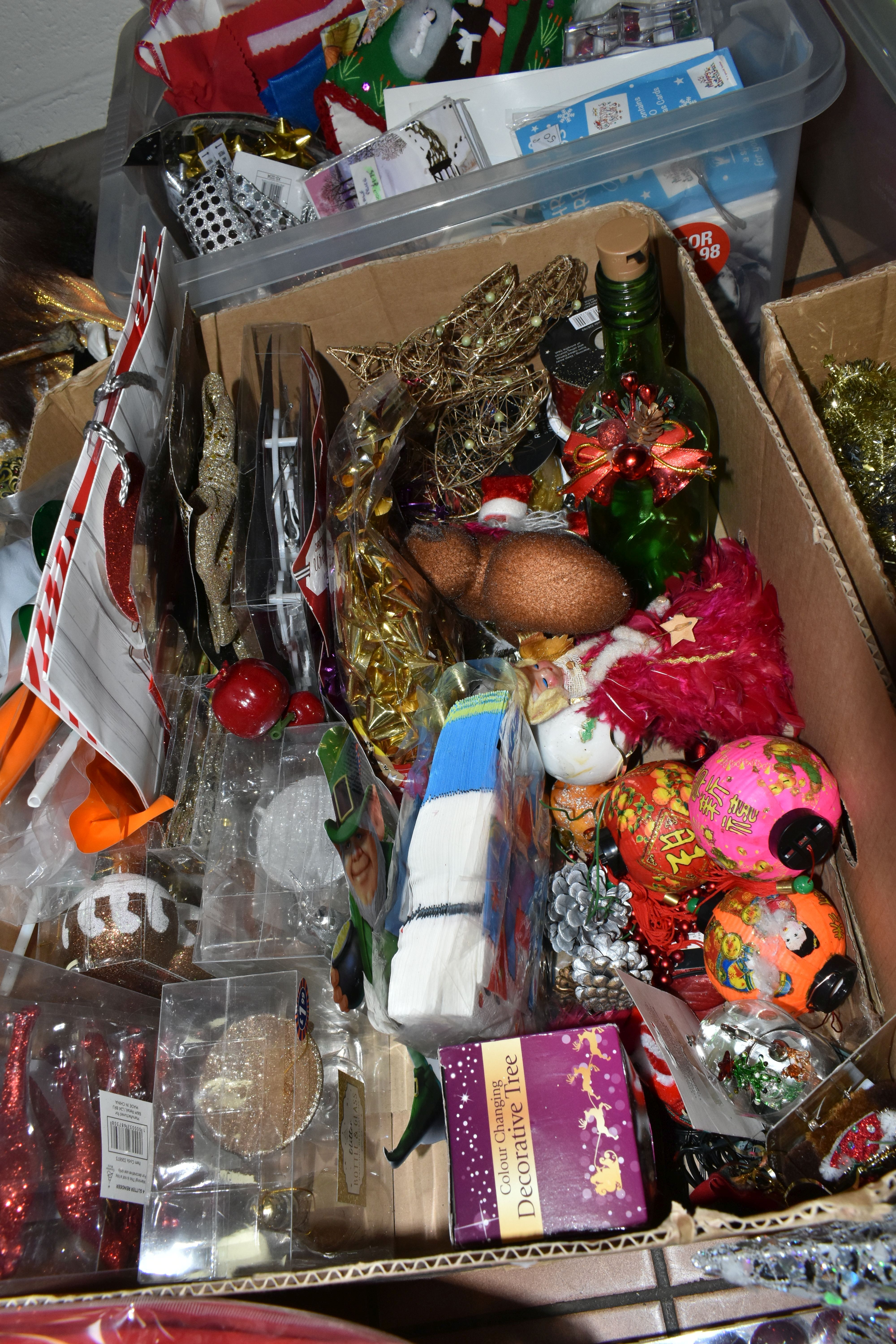 FIVE BOXES OF CHRISTMAS DECORATIONS, mainly modern/late twentieth century, some boxed or as new in - Image 4 of 7