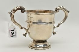 AN EARLY 20TH CENTURY SILVER CUP, polished cup, fitted with two scroll handles with leaf detailed