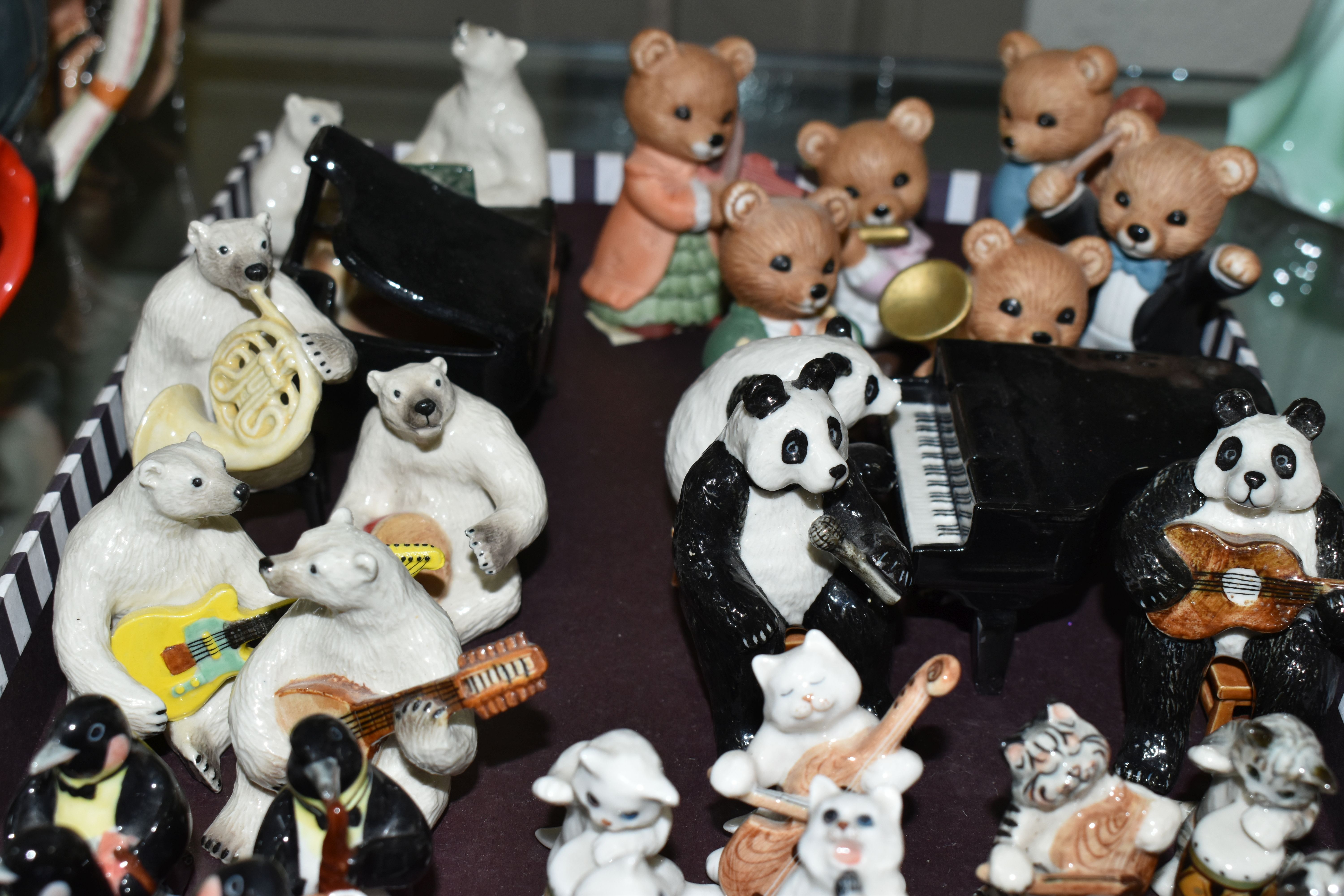 A TRAY OF MINIATURE CERAMIC ANIMAL MUSICIANS, comprising a six piece 'Penguin' band, ten piece ' - Image 5 of 12