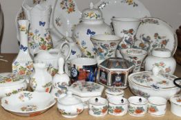 A COLLECTION OF WEDGWOOD 'KUTANI CRANE' PATTERN AND AYNSLEY 'COTTAGE GARDEN' PATTERN GIFT WARE,