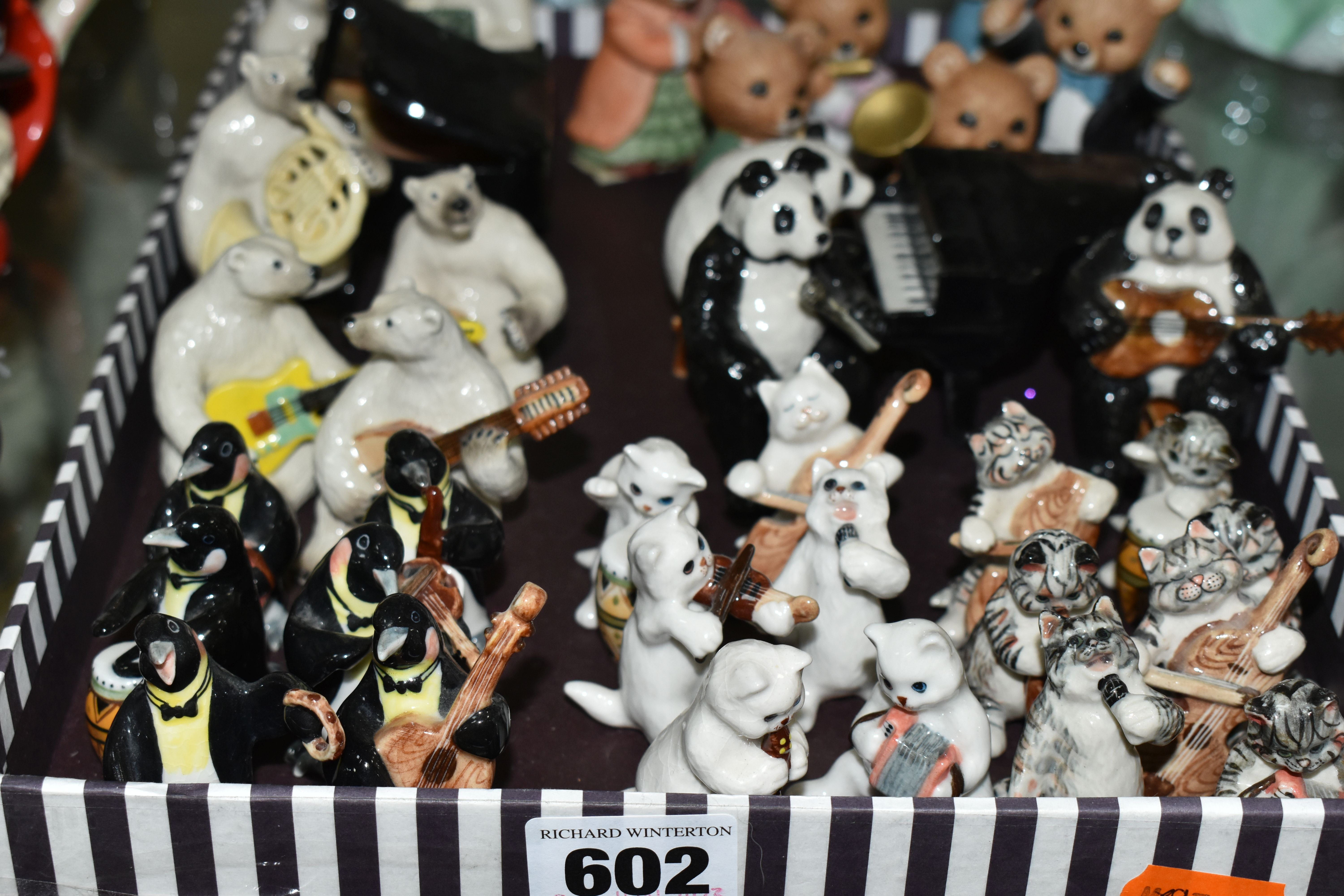 A TRAY OF MINIATURE CERAMIC ANIMAL MUSICIANS, comprising a six piece 'Penguin' band, ten piece ' - Image 3 of 12