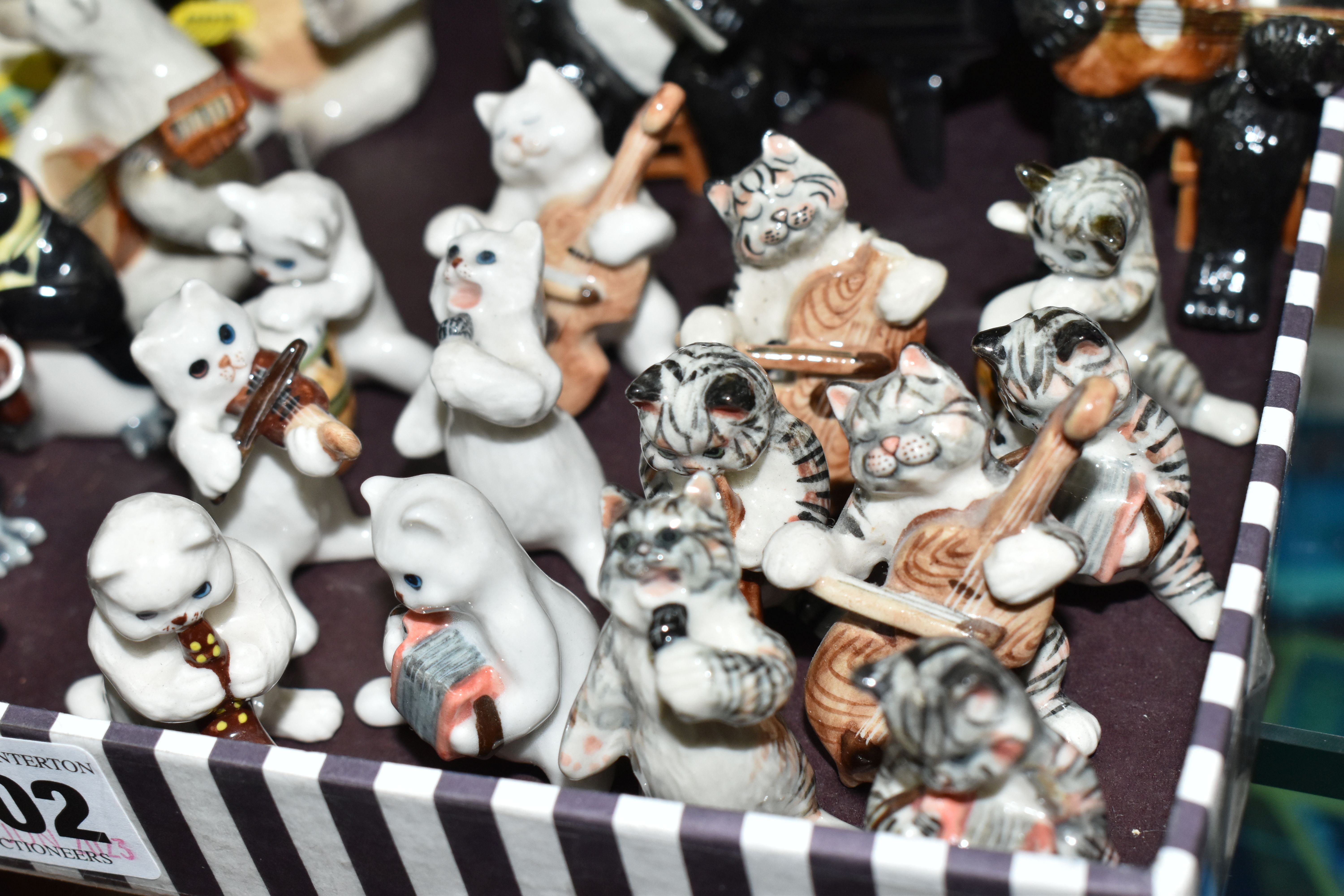 A TRAY OF MINIATURE CERAMIC ANIMAL MUSICIANS, comprising a six piece 'Penguin' band, ten piece ' - Image 8 of 12