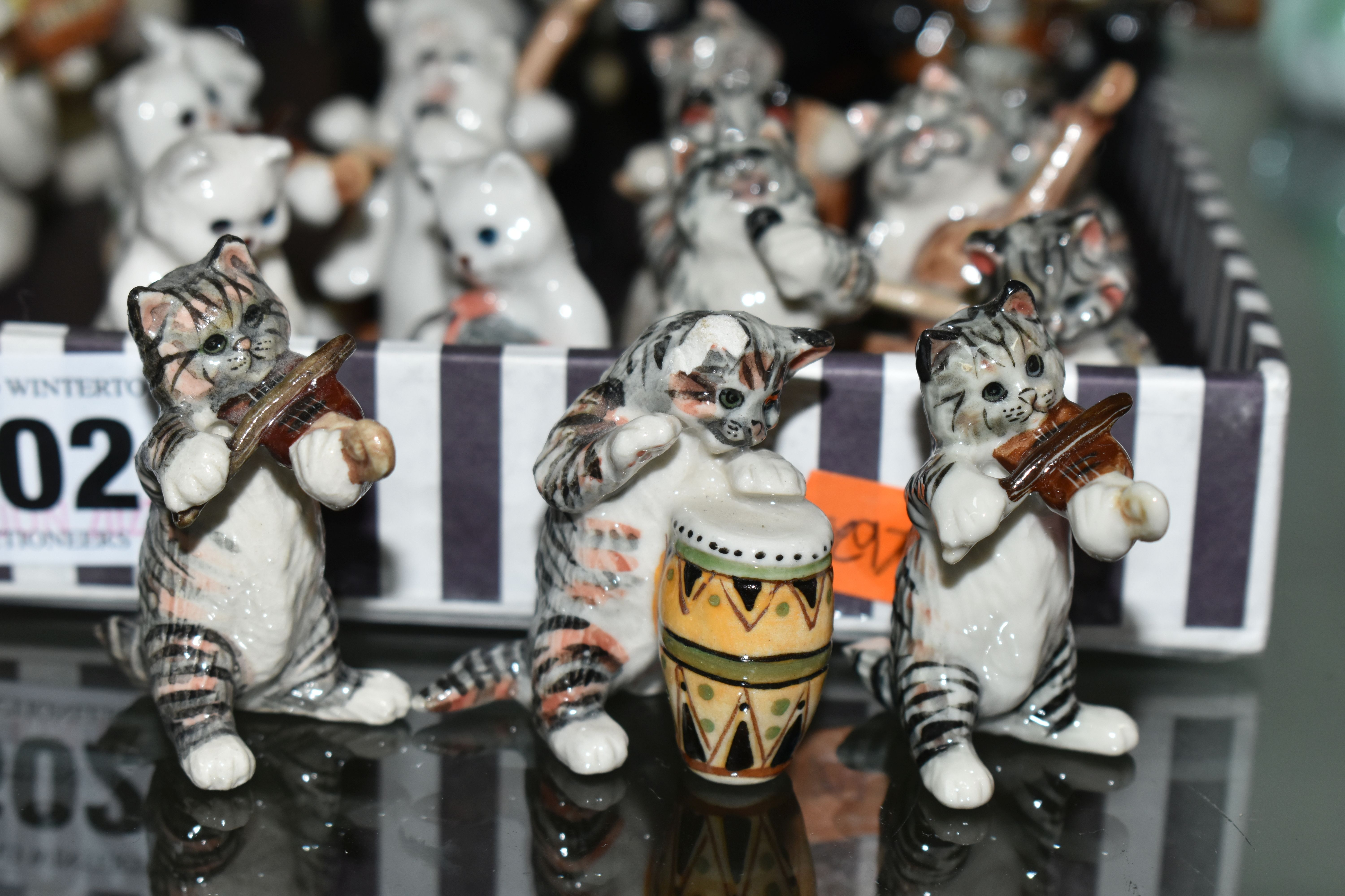 A TRAY OF MINIATURE CERAMIC ANIMAL MUSICIANS, comprising a six piece 'Penguin' band, ten piece ' - Image 2 of 12