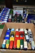 A QUANTITY OF BOXED AND UNBOXED MODERN DIECAST VEHICLES, boxed models by Corgi Classics, Lledo and