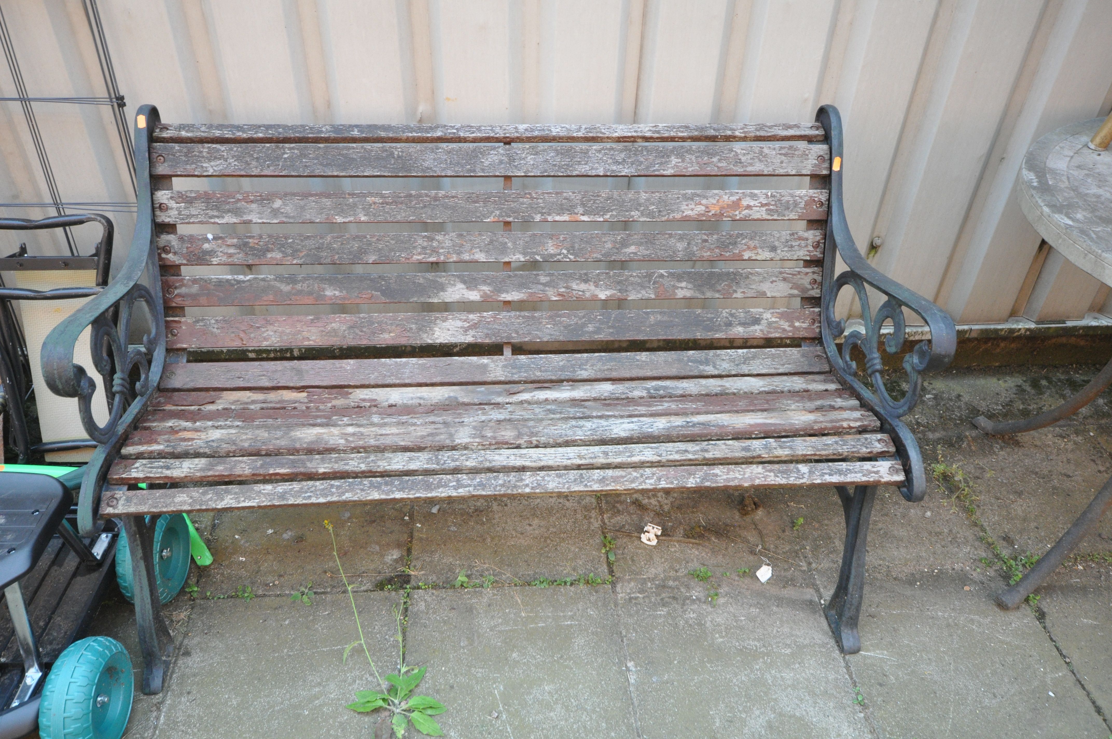 AN ALUMINIUM SLATTED GARDEN BENCH, length 126cm (condition: - slats well weathered)