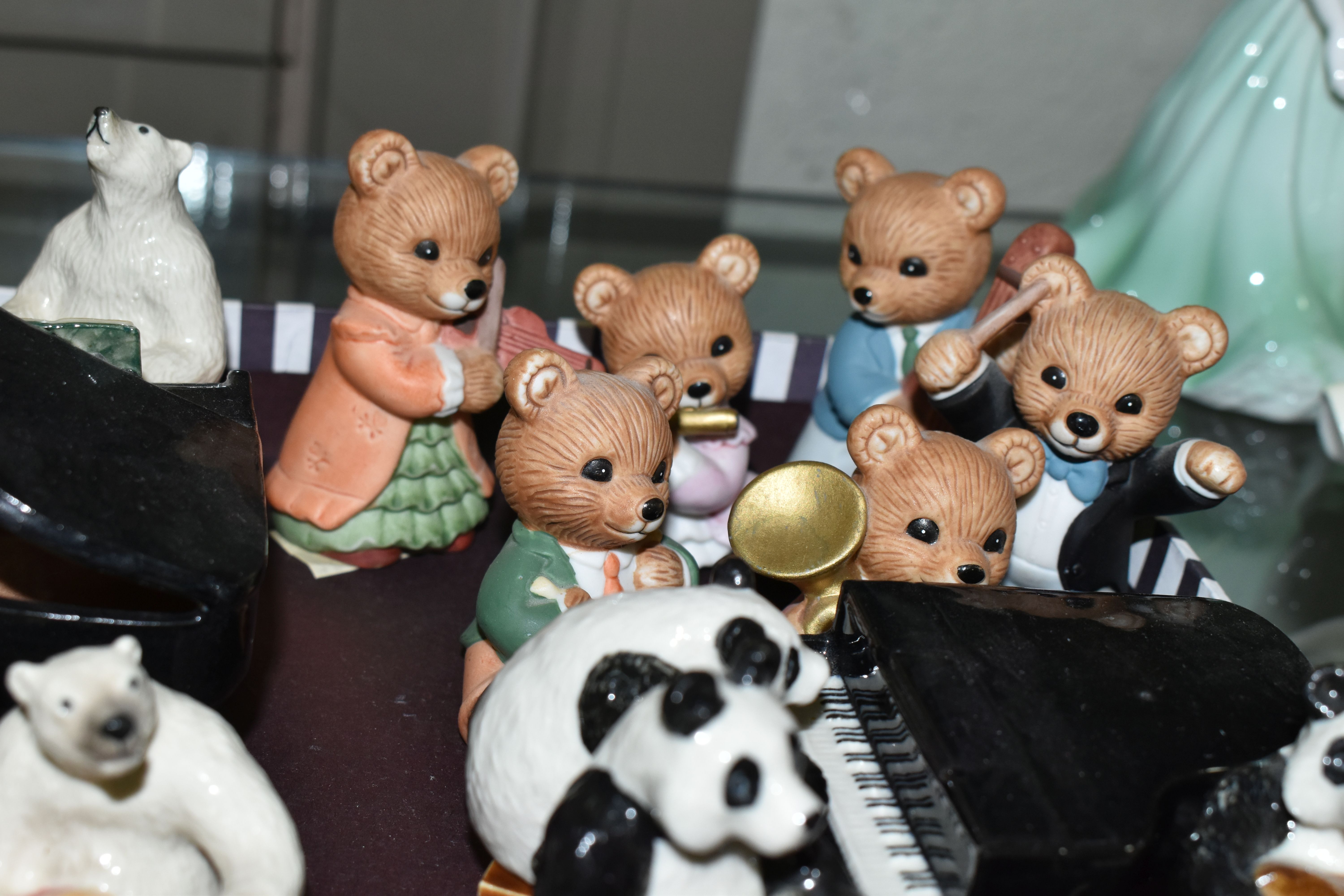A TRAY OF MINIATURE CERAMIC ANIMAL MUSICIANS, comprising a six piece 'Penguin' band, ten piece ' - Image 7 of 12