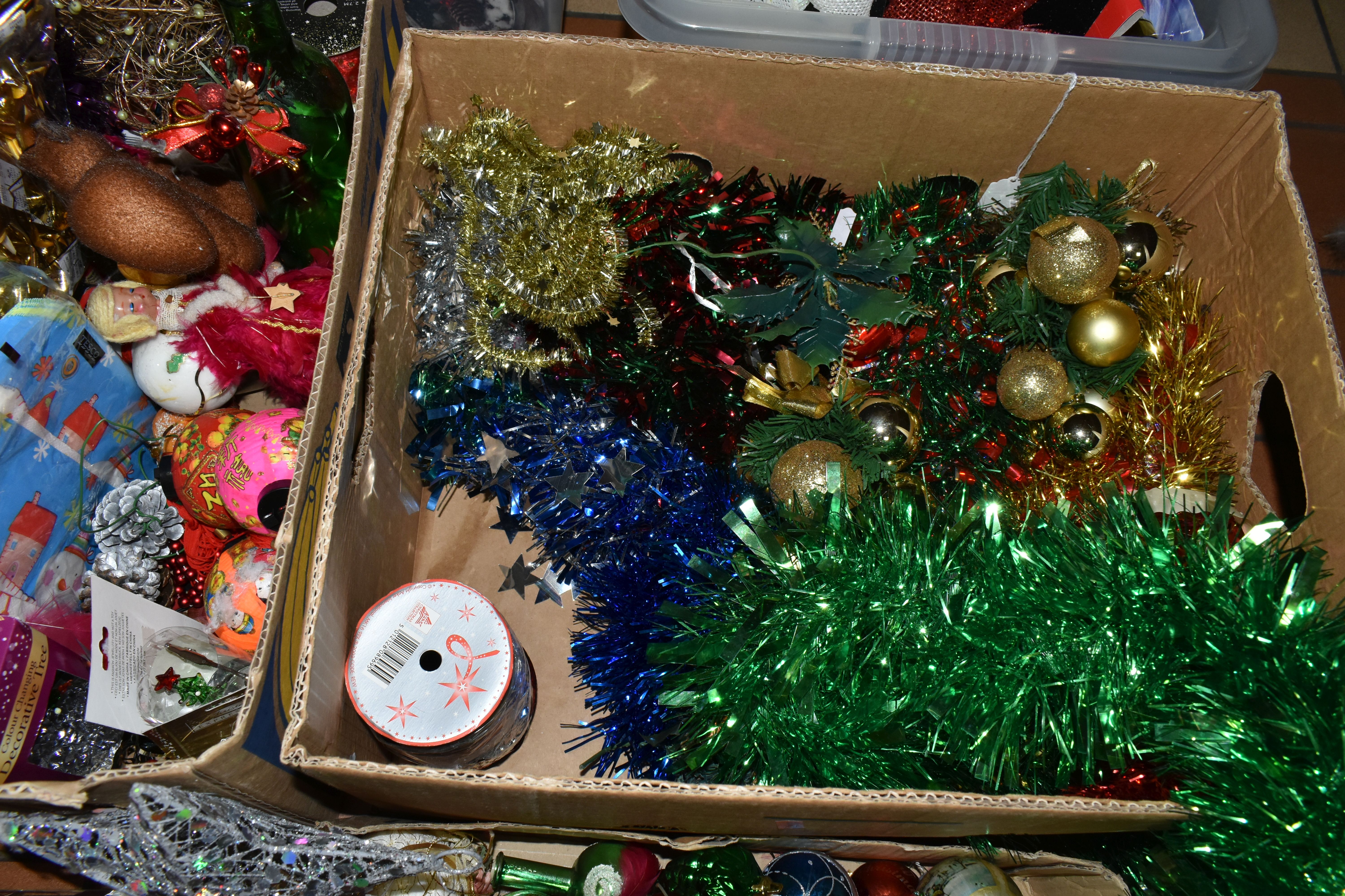 FIVE BOXES OF CHRISTMAS DECORATIONS, mainly modern/late twentieth century, some boxed or as new in - Image 3 of 7