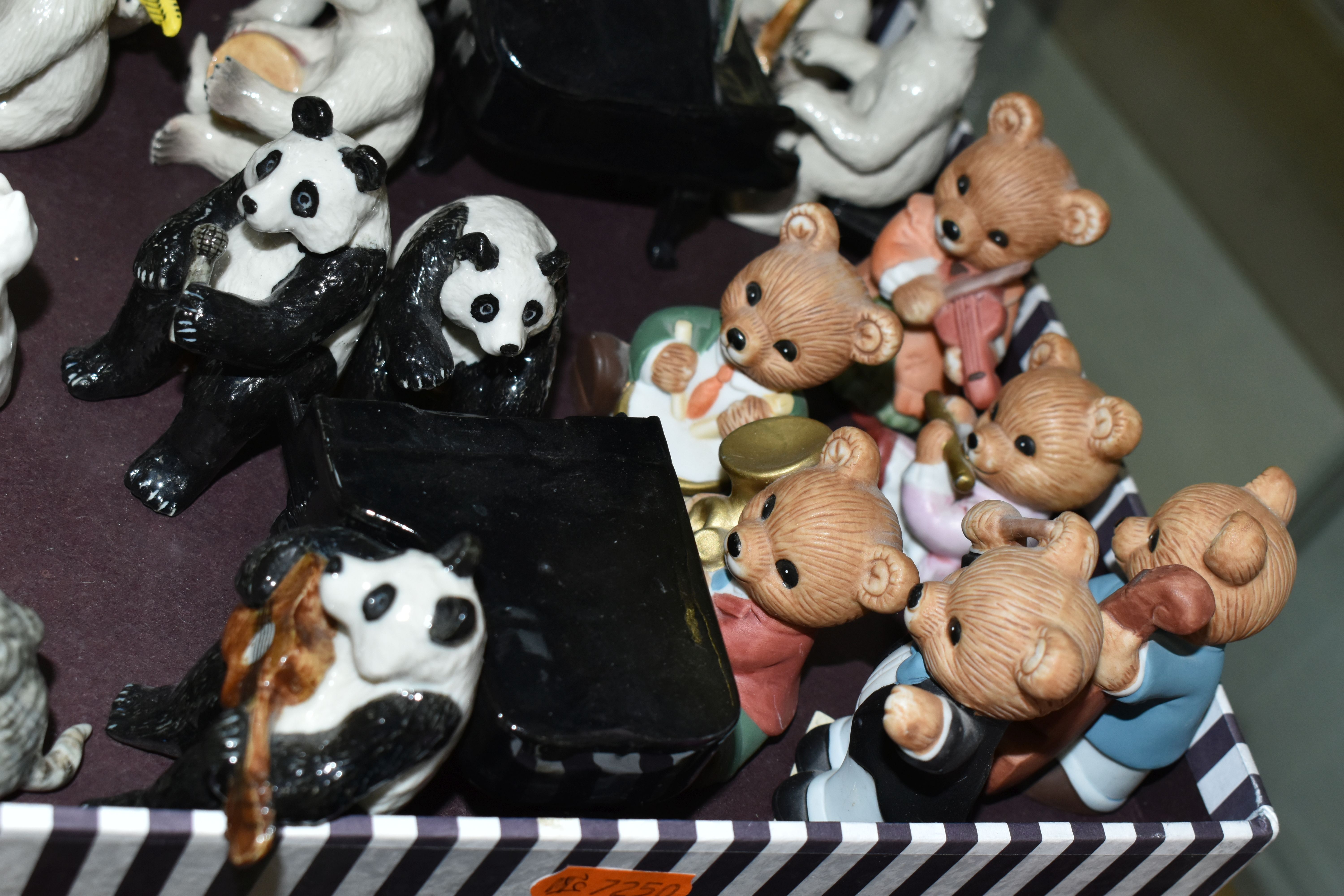 A TRAY OF MINIATURE CERAMIC ANIMAL MUSICIANS, comprising a six piece 'Penguin' band, ten piece ' - Image 11 of 12