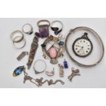 AN ASSORTMENT OF SILVER AND WHITE METAL JEWELLERY ITEMS, a silver hinged bangle, etched with