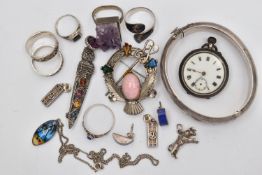 AN ASSORTMENT OF SILVER AND WHITE METAL JEWELLERY ITEMS, a silver hinged bangle, etched with