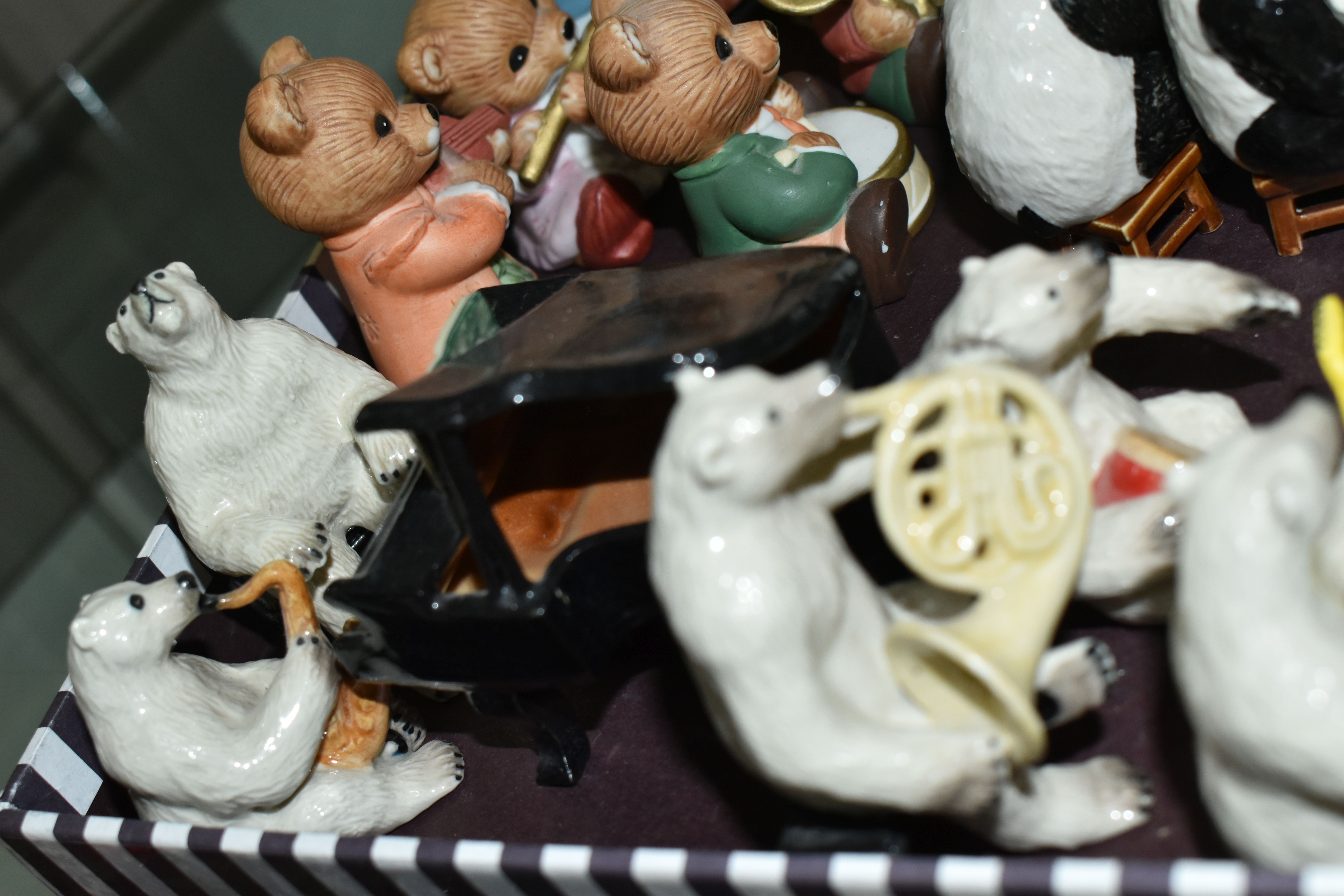 A TRAY OF MINIATURE CERAMIC ANIMAL MUSICIANS, comprising a six piece 'Penguin' band, ten piece ' - Image 10 of 12