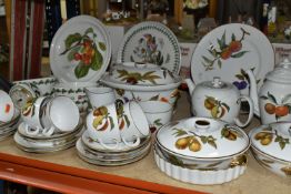 A GROUP OF ROYAL WORCESTER AND PORTMEIRION TEA AND DINNER WARES, comprising twenty eight pieces of