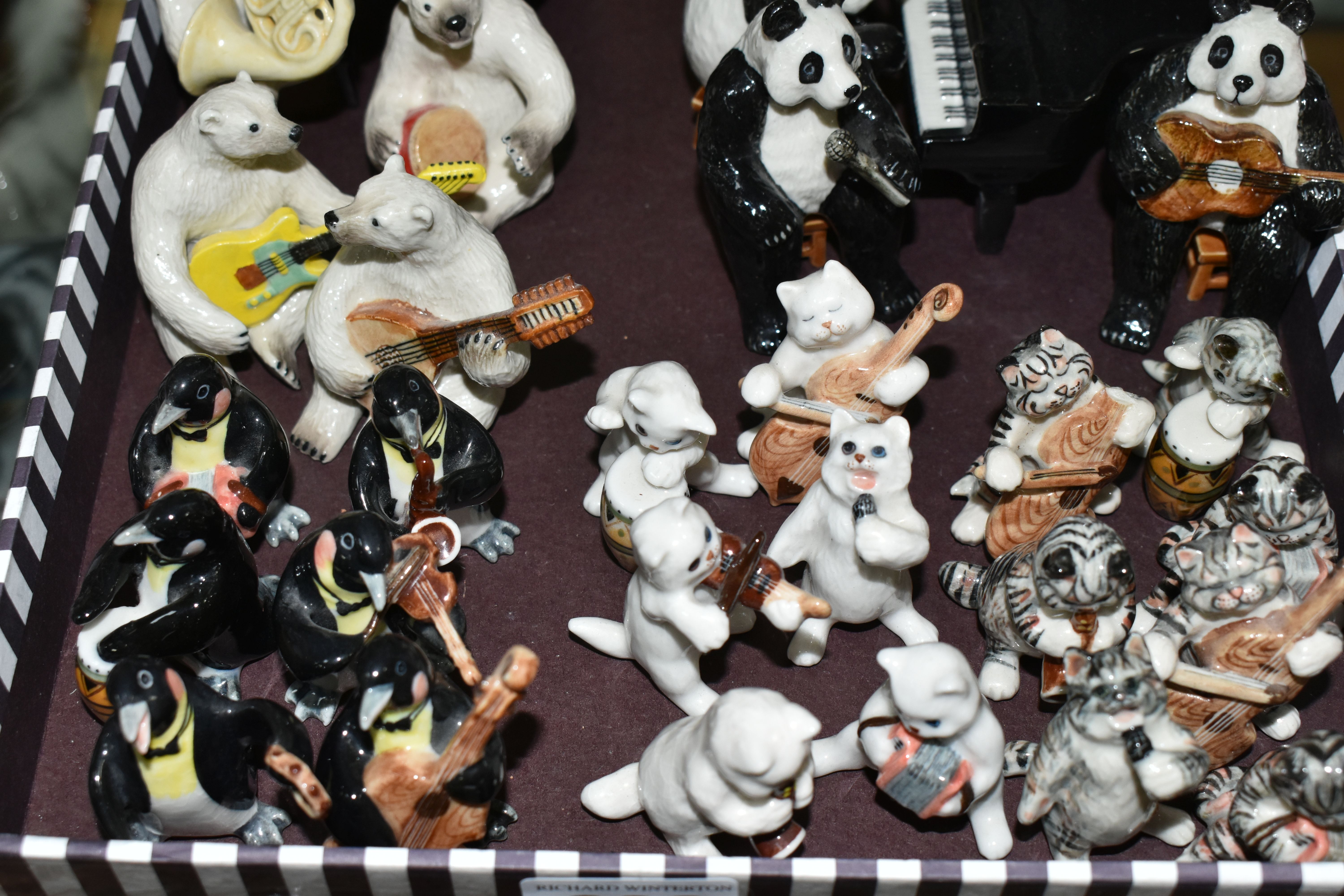 A TRAY OF MINIATURE CERAMIC ANIMAL MUSICIANS, comprising a six piece 'Penguin' band, ten piece ' - Image 4 of 12