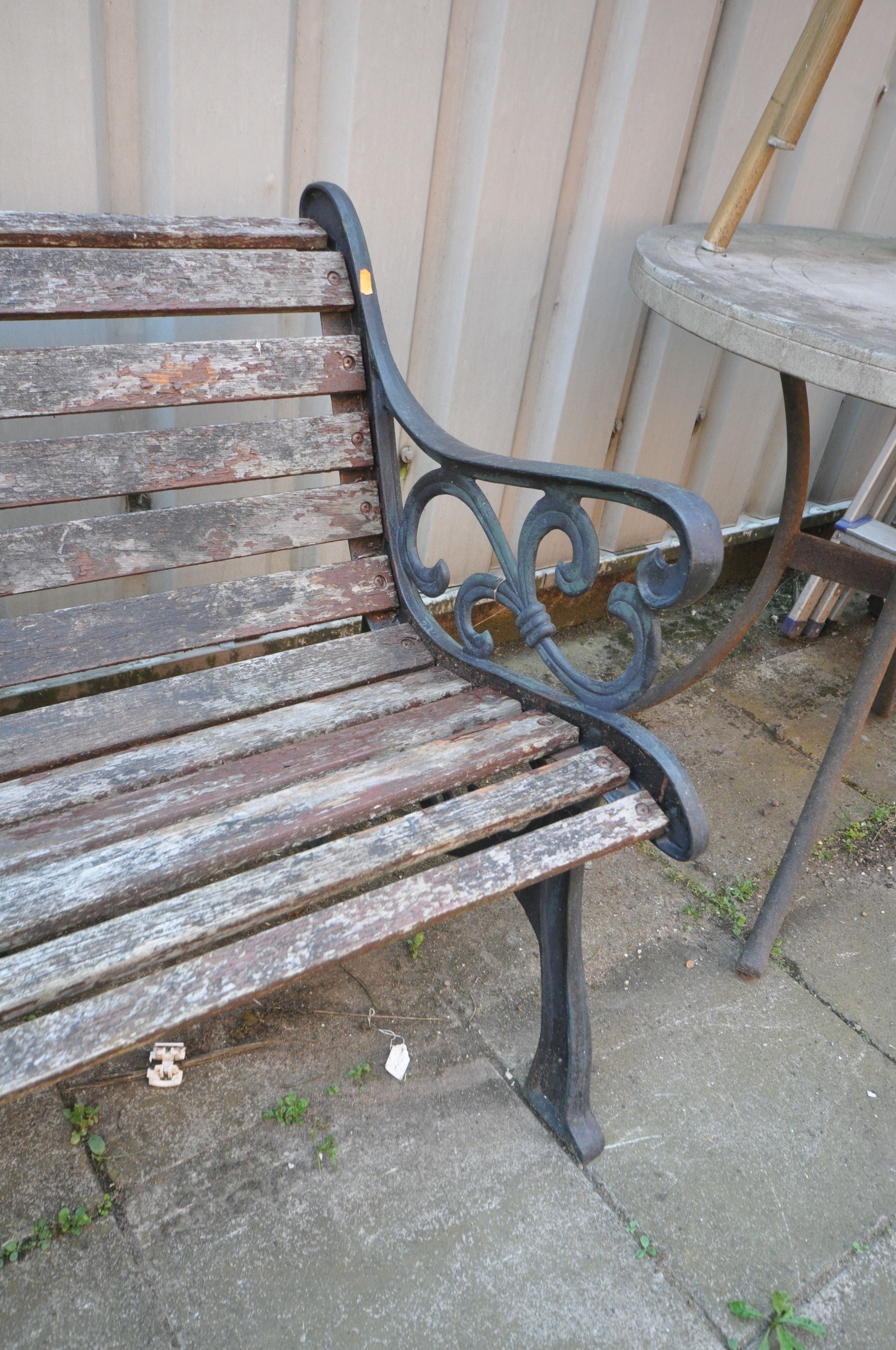 AN ALUMINIUM SLATTED GARDEN BENCH, length 126cm (condition: - slats well weathered) - Image 2 of 2