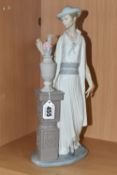 A BOXED LLADRO FIGURE 'LADY GRAND CASINO' NO. 5175, sculpted by Vincente Martinez, issued 1982-1995,