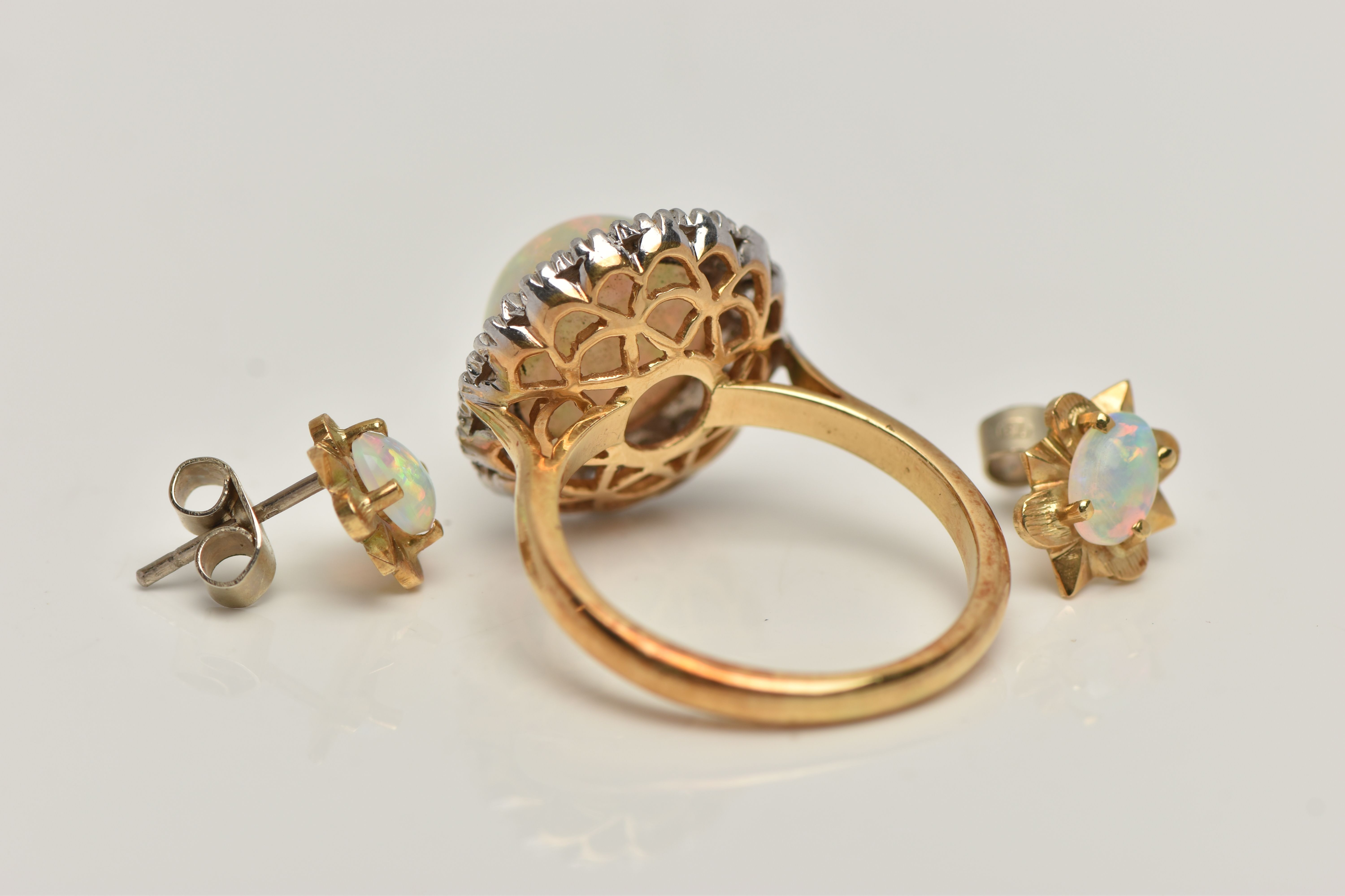 AN 18CT GOLD OPAL AND DIAMOND RING AND A PAIR OF OPAL EARRINGS, the ring of a circular form, set - Image 3 of 5