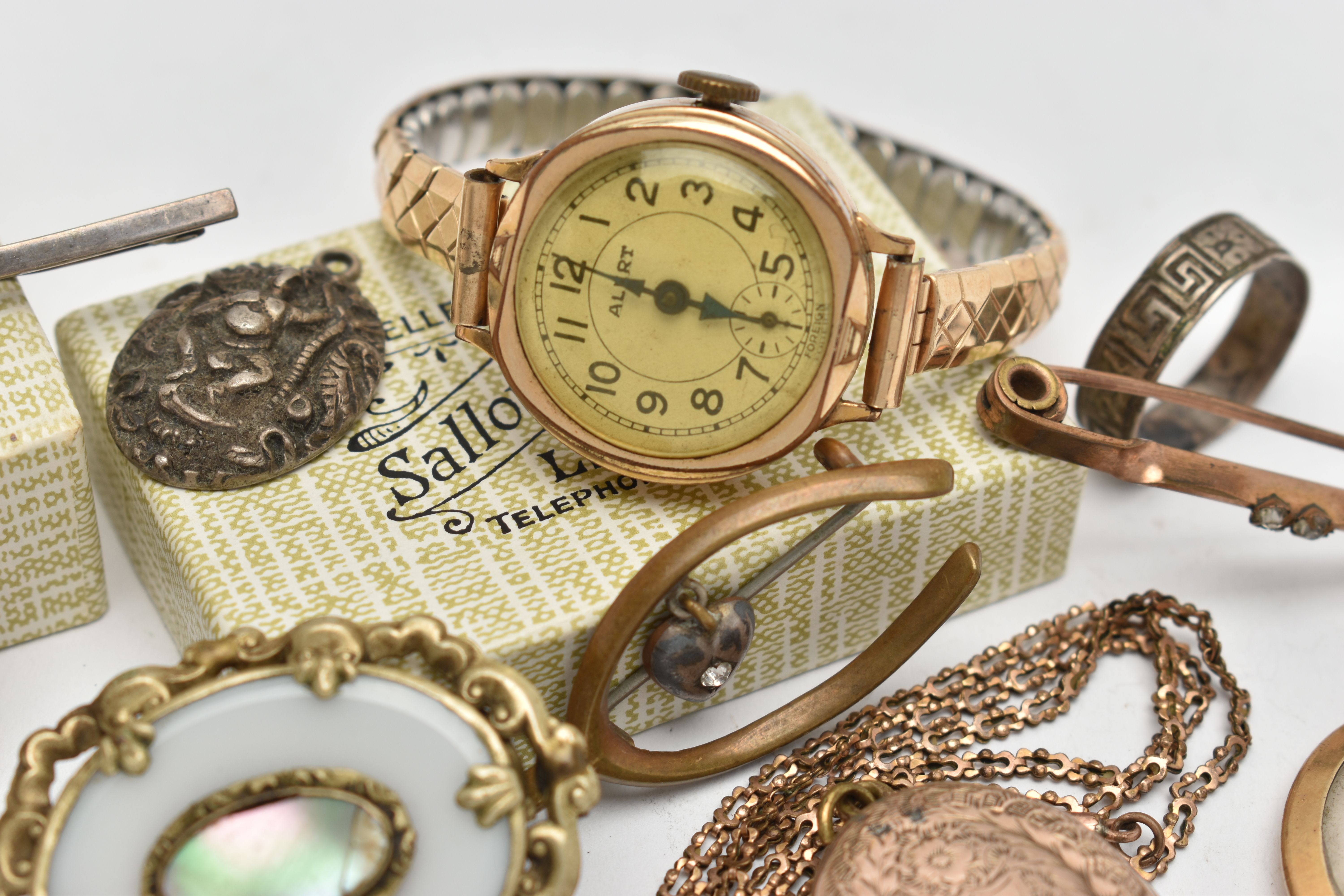 AN ASSORTMENT OF 9CT GOLD, YELLOW AND WHITE METAL JEWELLERY ITEMS, to include a double sided photo - Image 3 of 9