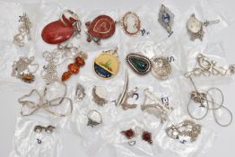 TWENTY TWO ITEMS OF SILVER AND WHITE METAL JEWELLERY, to include a Delft filigree brooch, a small